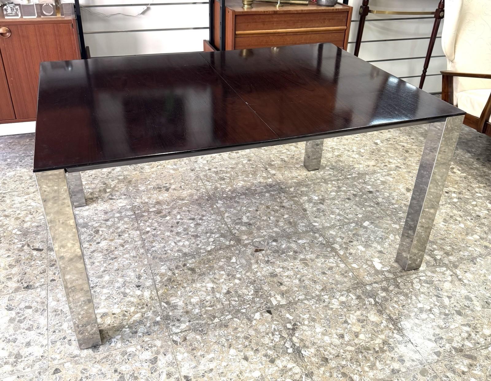Tavolo da pranzo Giovanni Offredi per Saporiti Italia – Anni ’80

Elegante tavolo allungabile disegnato da Giovanni Offredi per Saporiti Italia negli anni ’80. Struttura in acciaio lucido e piano in palissandro scuro dal finish profondo e raffinato.
