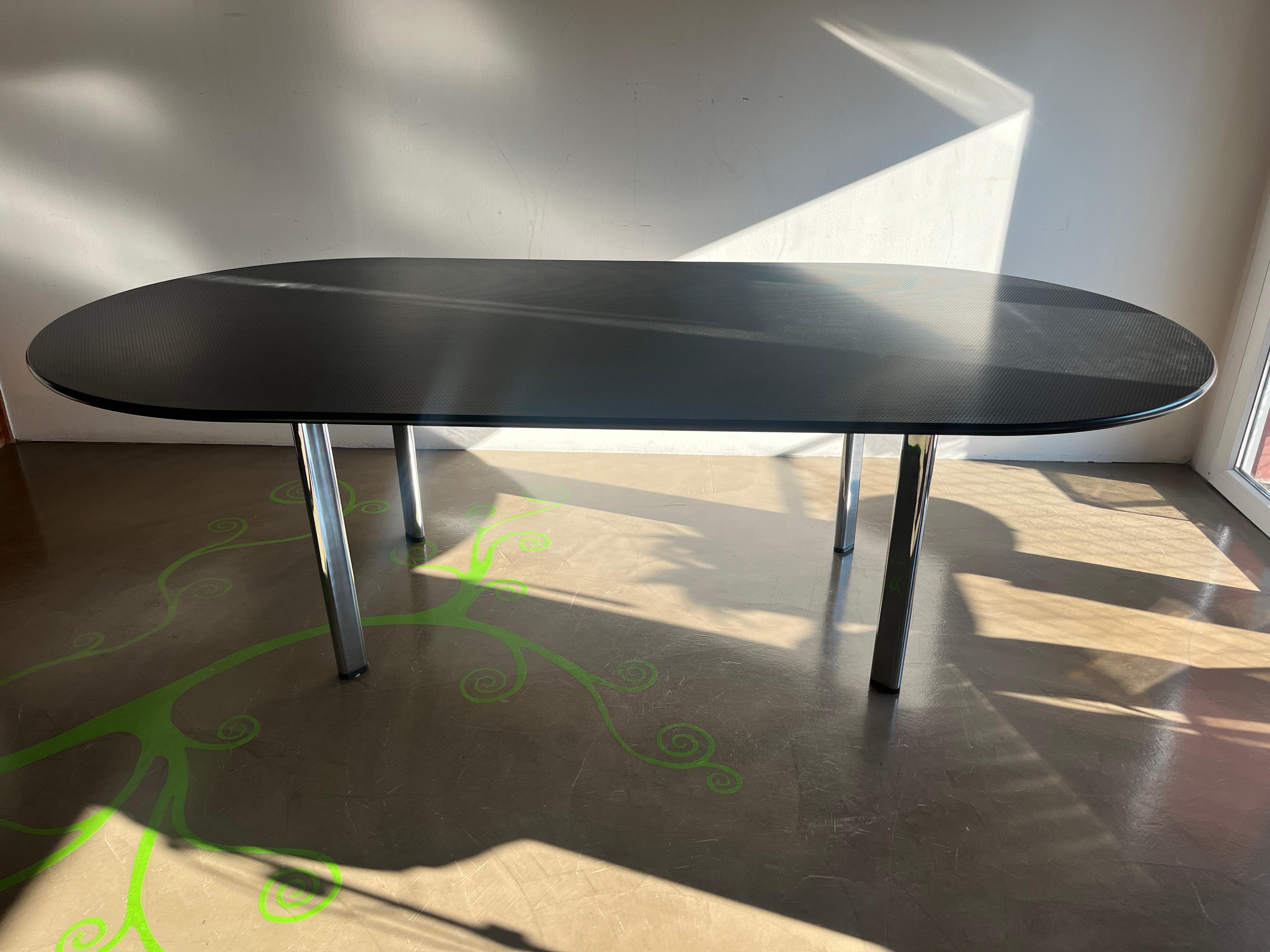 Aluminium base and rubber top dining table - 70s - in the style of Knoll For Sale 2