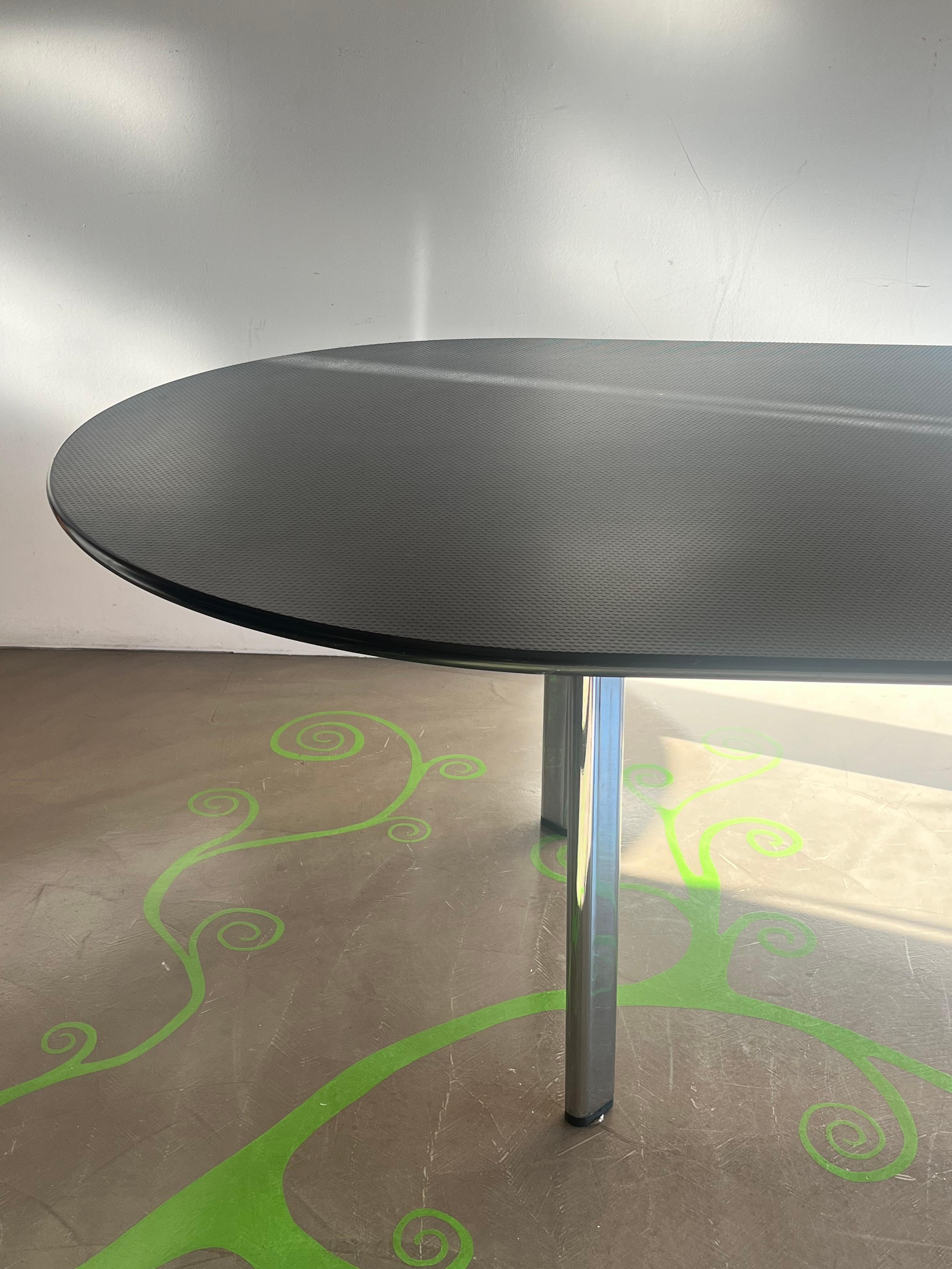 Aluminium base and rubber top dining table - 70s - in the style of Knoll For Sale 3