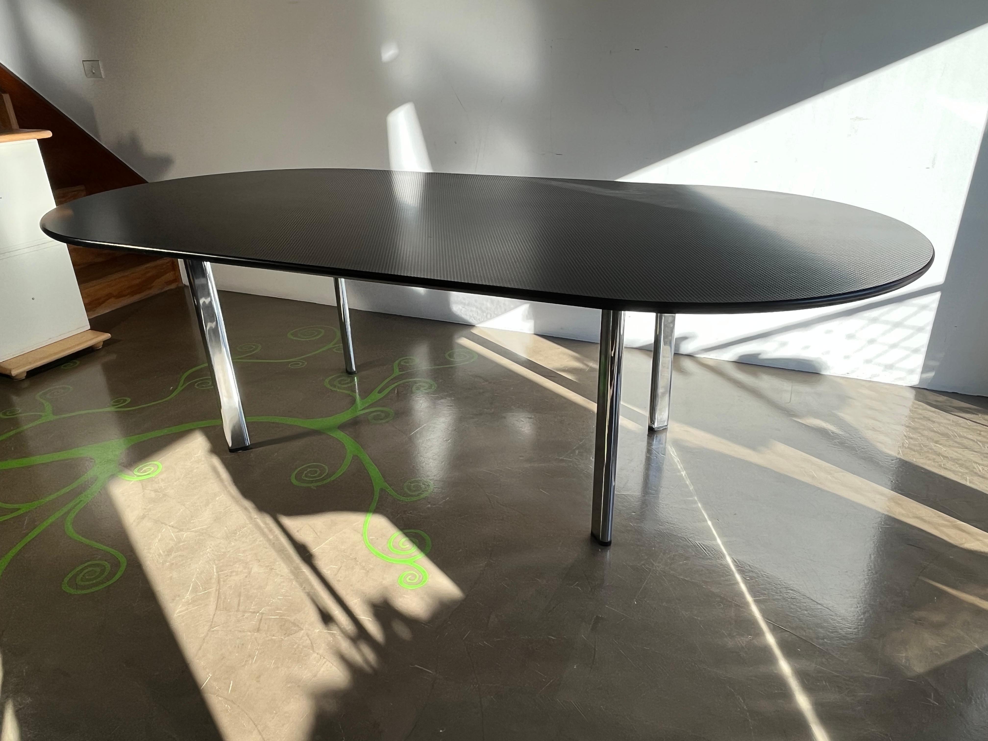 Aluminium base and rubber top dining table - 70s - in the style of Knoll For Sale 5