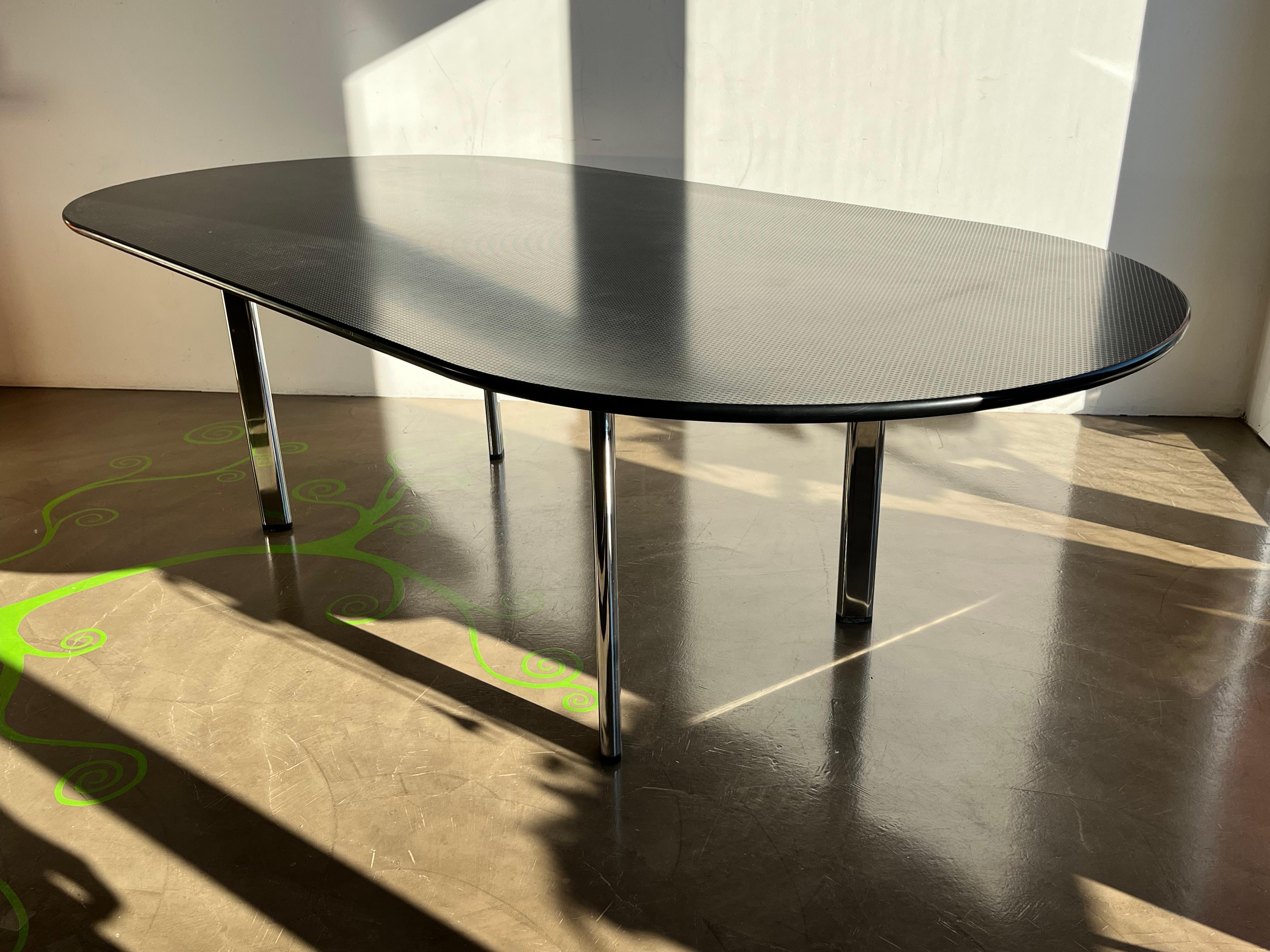 Aluminium base and rubber top dining table - 70s - in the style of Knoll For Sale 6