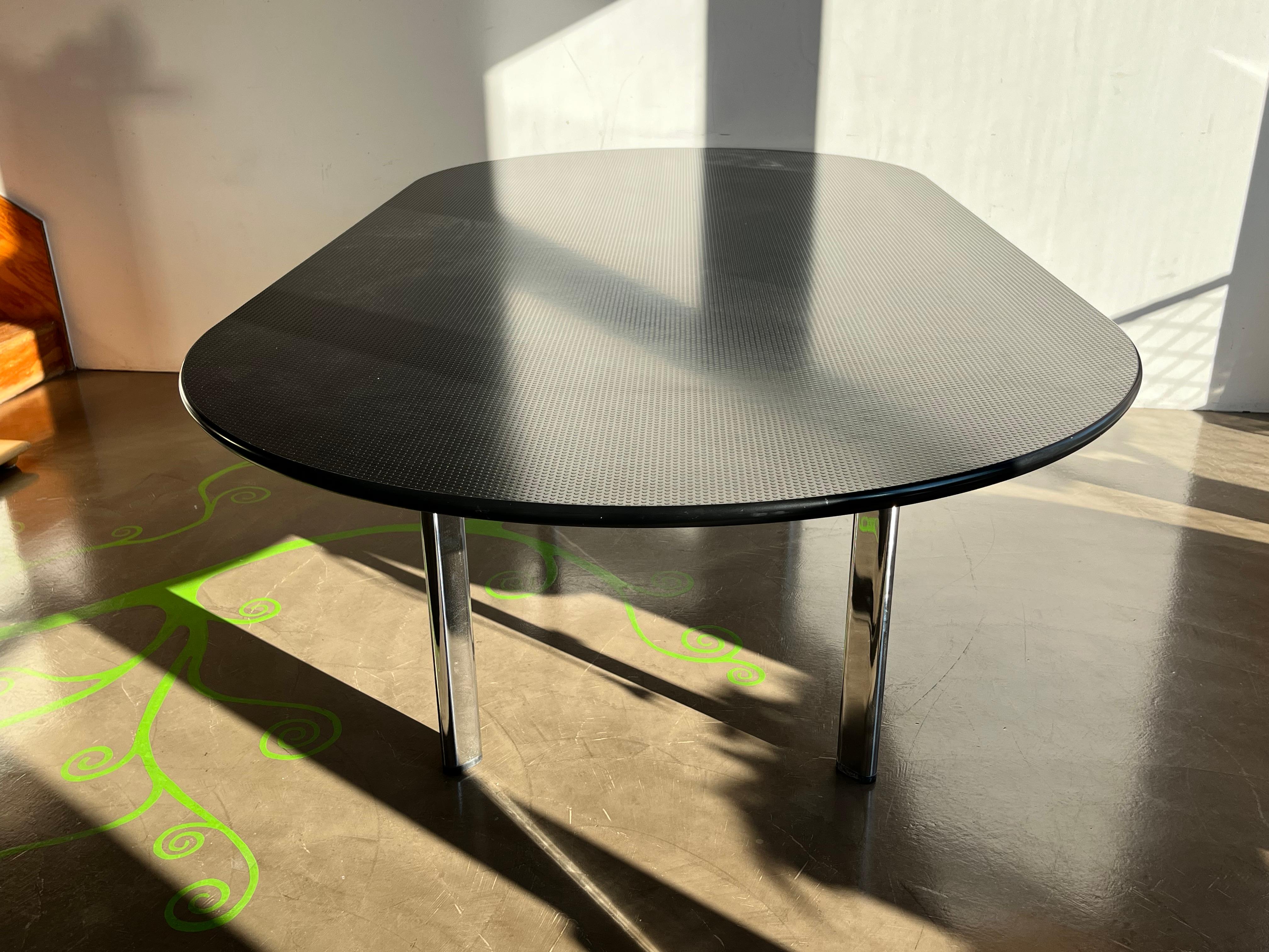 Aluminium base and rubber top dining table - 70s - in the style of Knoll For Sale 7