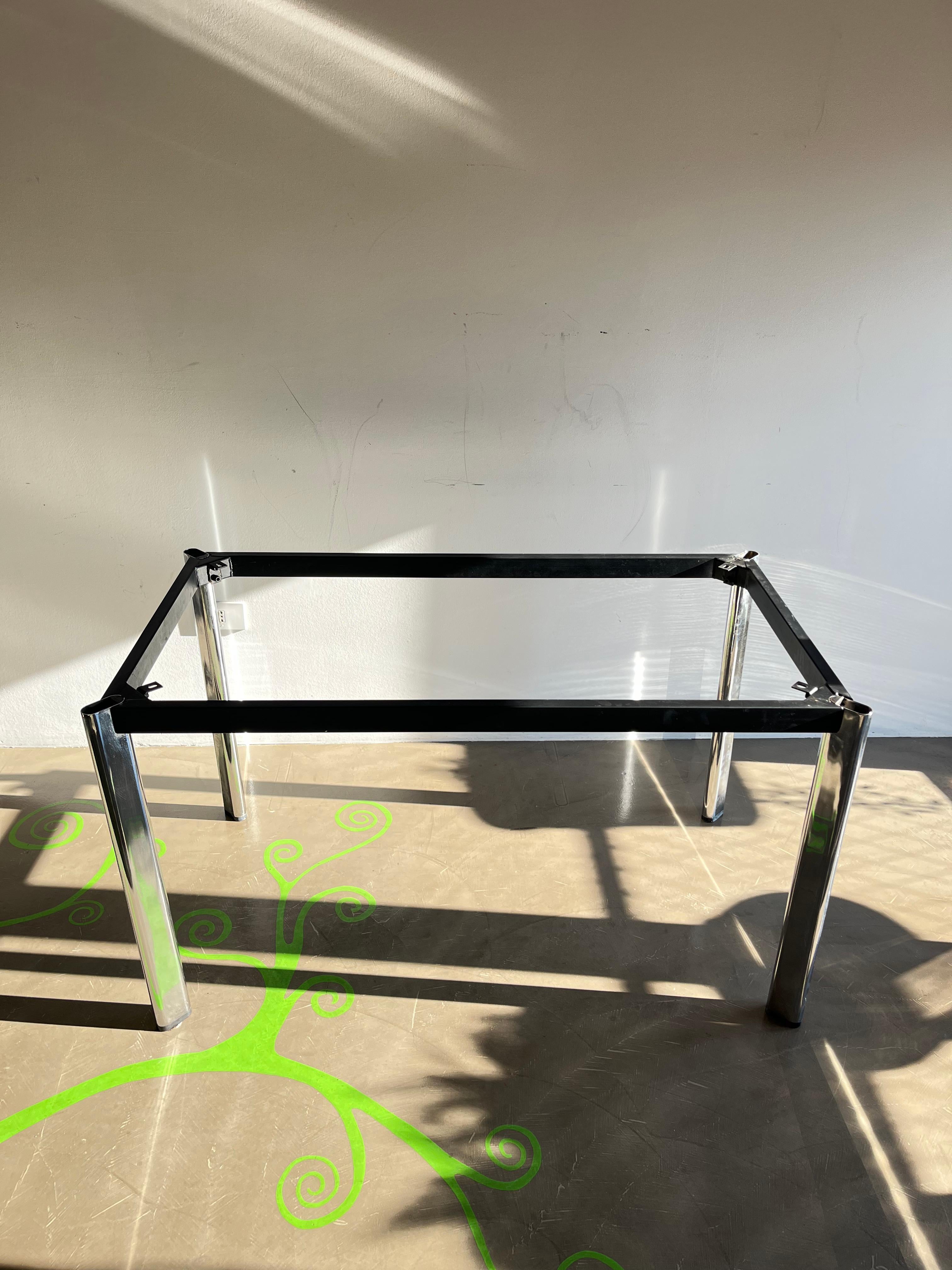 Modern Aluminium base and rubber top dining table - 70s - in the style of Knoll For Sale
