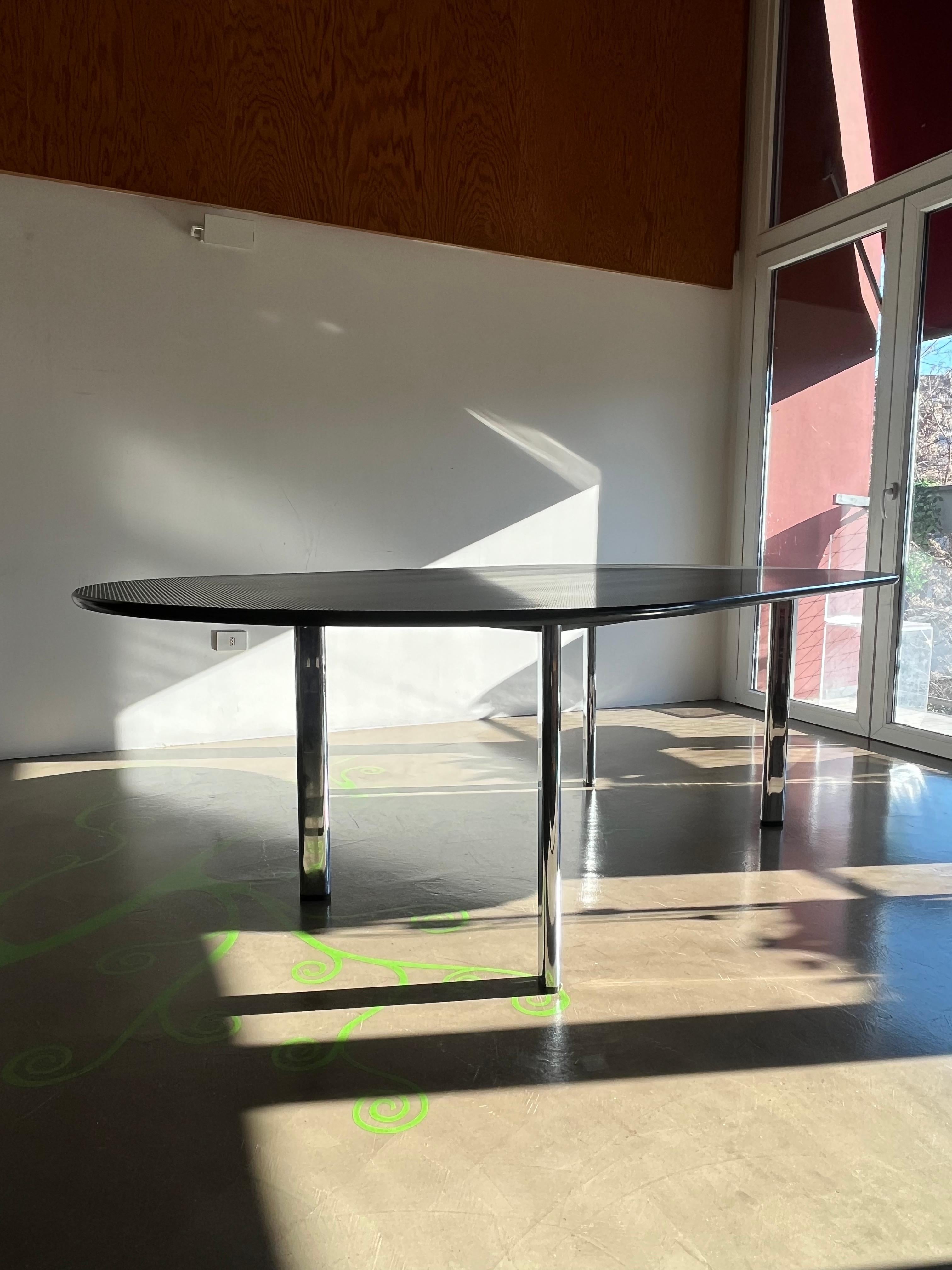 Steel Aluminium base and rubber top dining table - 70s - in the style of Knoll For Sale