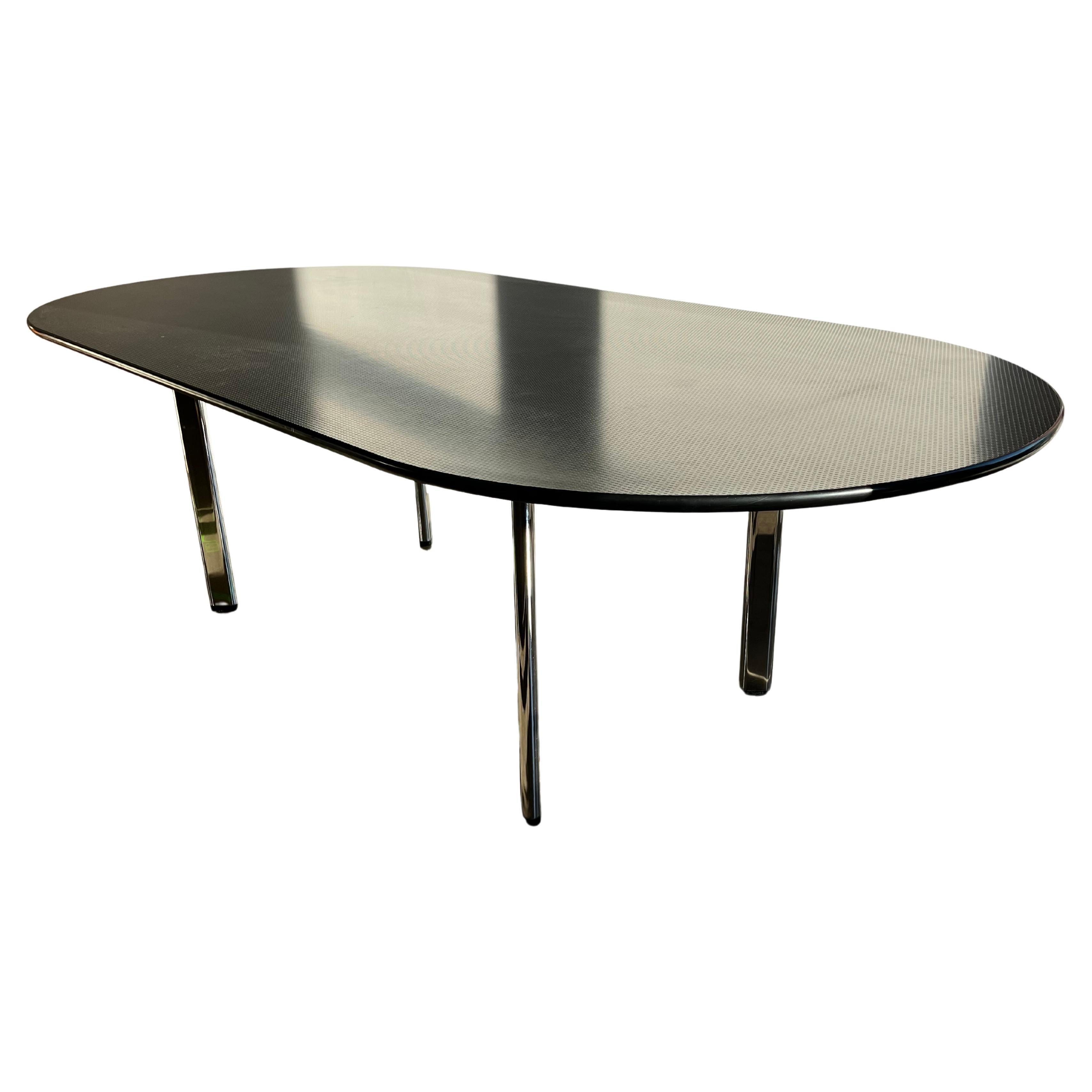 Aluminium base and rubber top dining table - 70s - in the style of Knoll For Sale