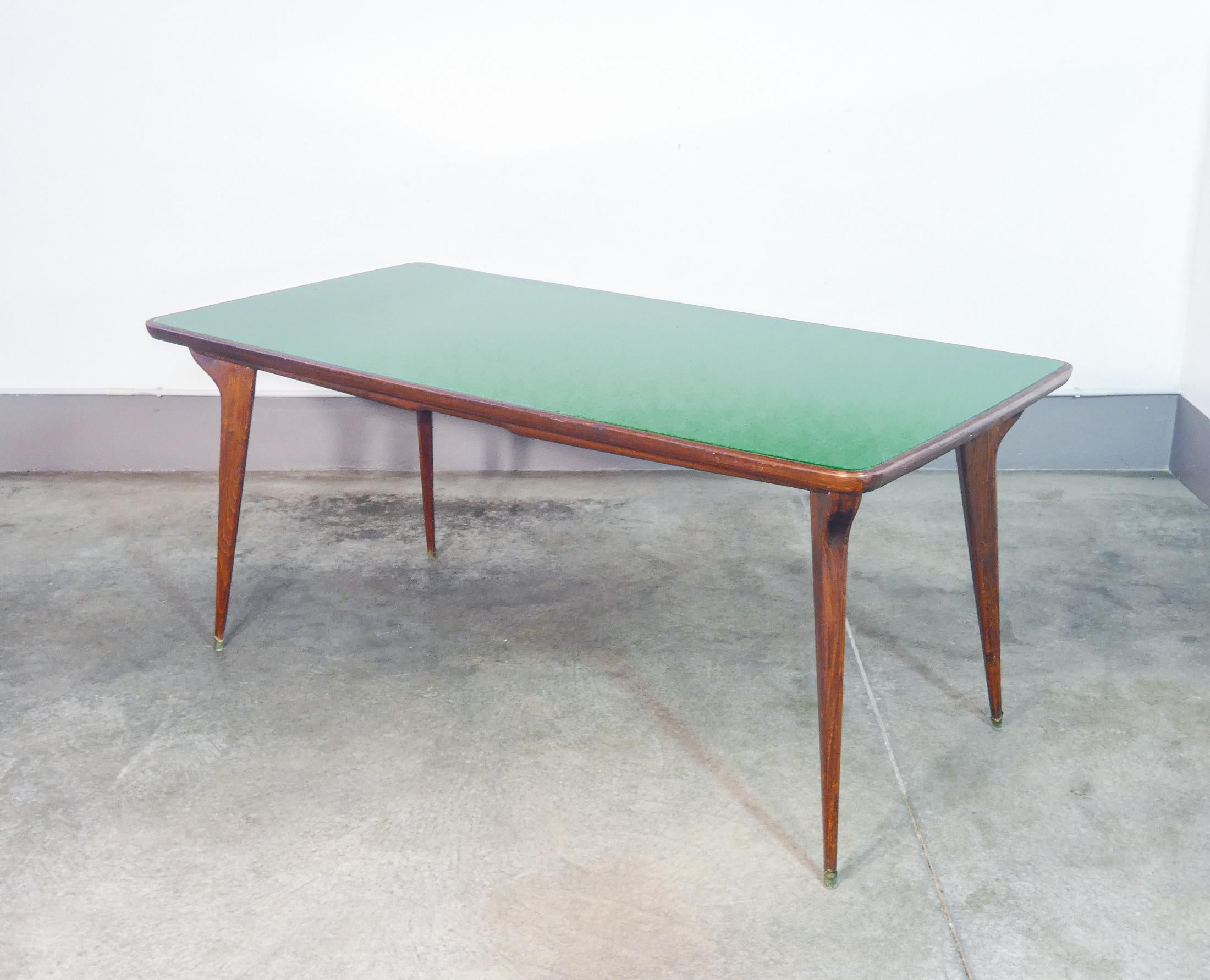Tavolo da pranzo
di design italiano
degli anni 50,
struttura in legno
e piano in vetro.

ORIGINE
Italia

PERIODO
Anni 50

DESIGNER
La linea del tavolo è riferibile al design italiano degli anni 50

MATERIALI
Struttura in legno,
piano in
