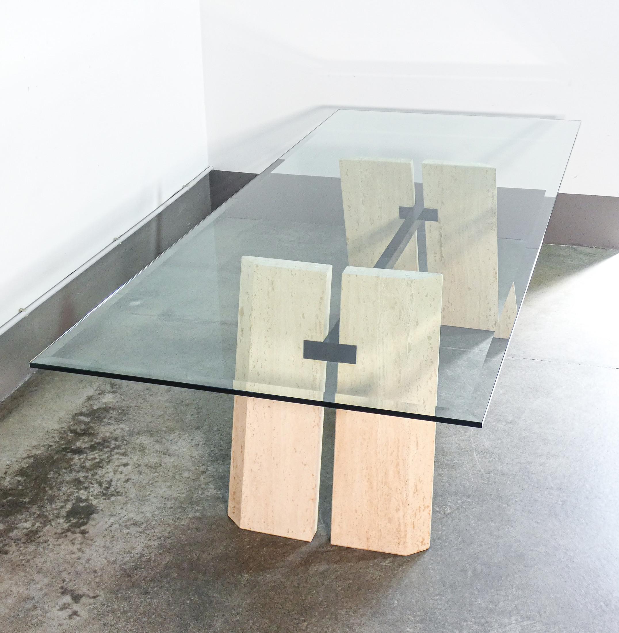 Table de salle à manger design italien des années 1970 en verre et travertin en vente 4