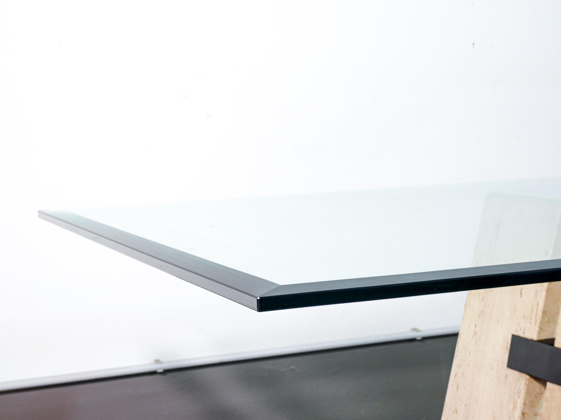 Table de salle à manger design italien des années 1970 en verre et travertin en vente 8