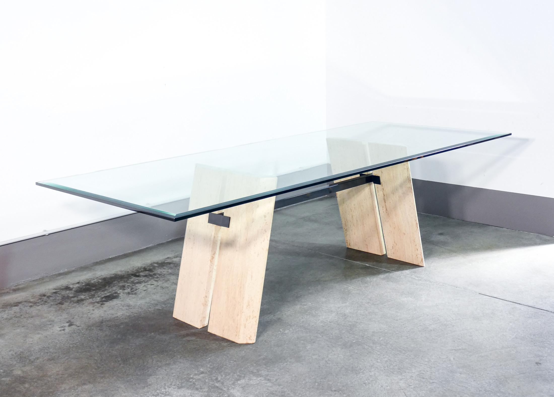Table à manger
du design italien
des années 1970,
plateau en verre
avec des bords biseautés,
base en travertin.

ORIGINE
Italie

PÉRIODE
1970s

MATÉRIAUX
Dessus en verre
avec des bords biseautés,
base en travertin

DIMENSIONS
Hauteur : 72 cm
Largeur