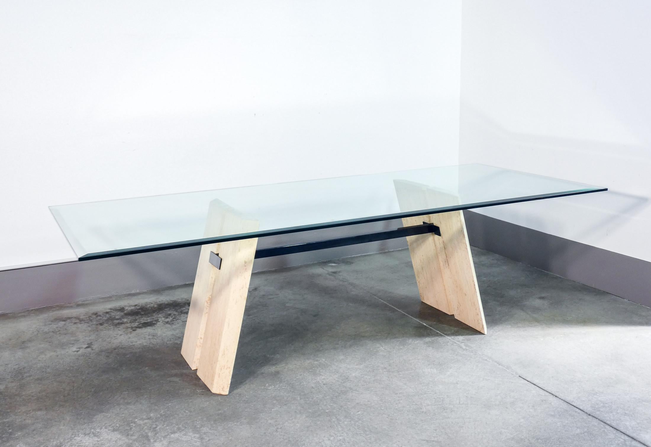 Italian Table de salle à manger design italien des années 1970 en verre et travertin en vente