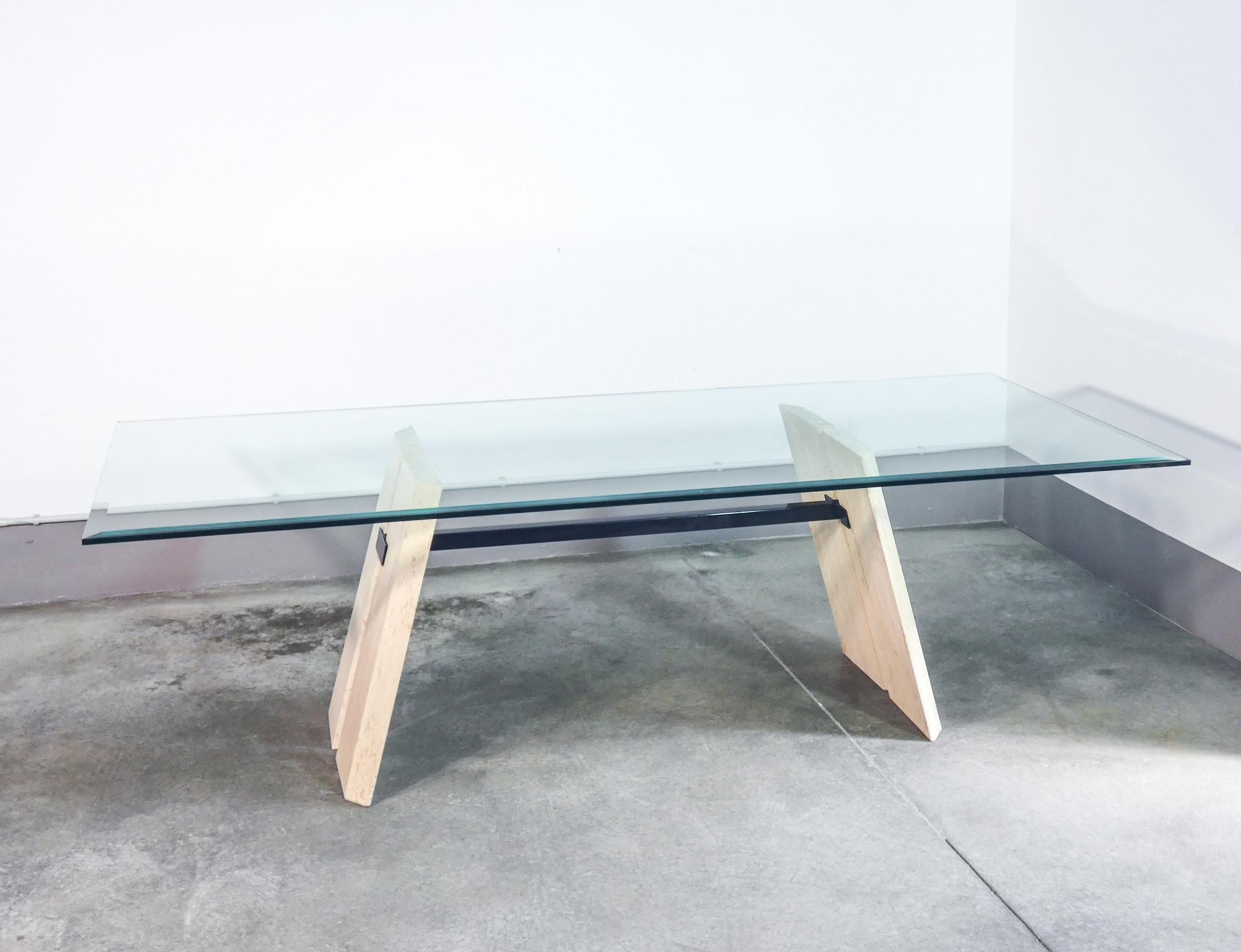 Table de salle à manger design italien des années 1970 en verre et travertin Bon état - En vente à Torino, IT