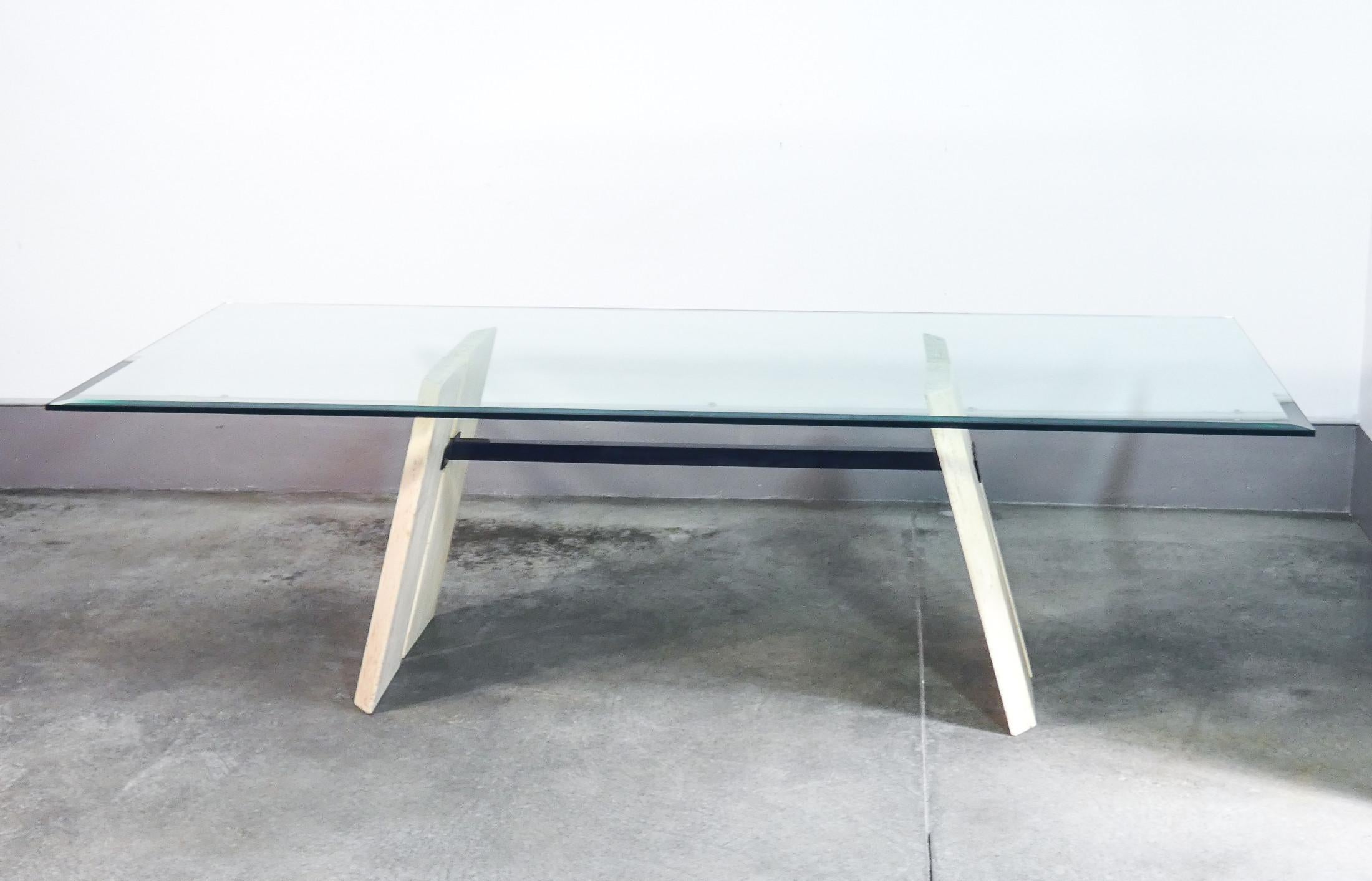 Table de salle à manger design italien des années 1970 en verre et travertin en vente 2