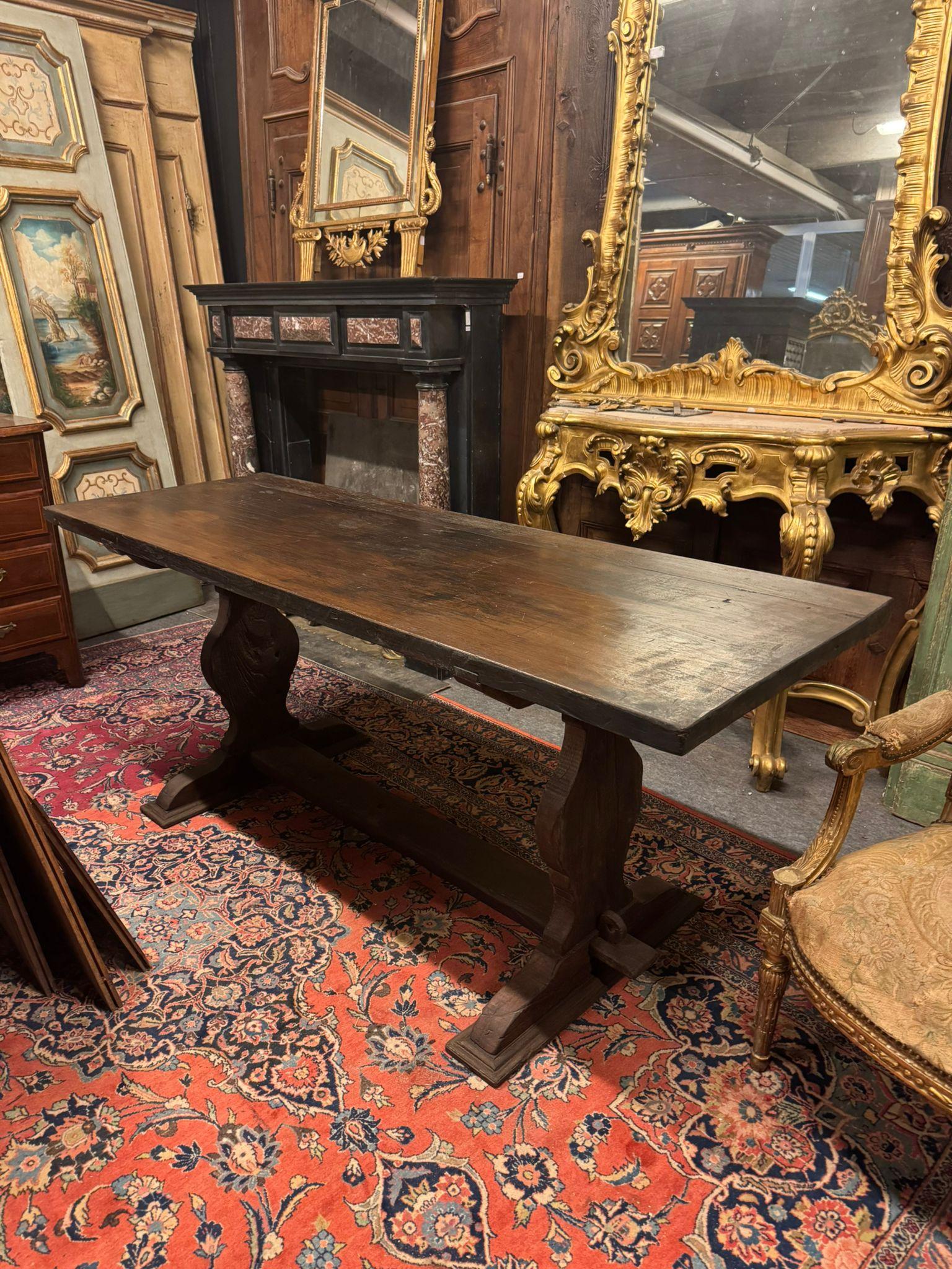 Table fratino ancienne, pour salle à manger et 6 personnes, en noyer massif,
Pieds mobiles reliés par une barre transversale. Original des années 1800, construit en Italie.
Dimensions maximales L 200 x P 71 x H 83 cm