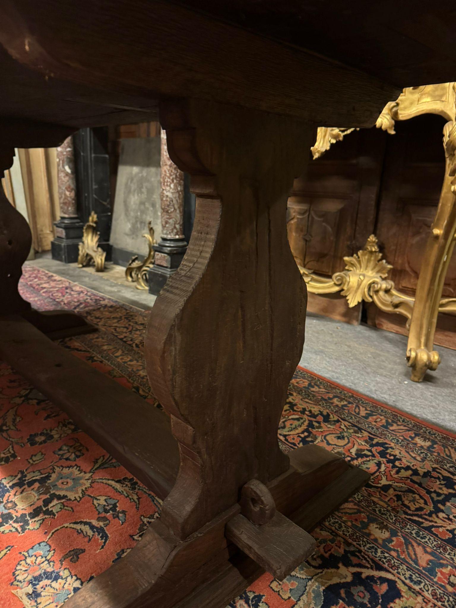 19th Century Table de salle à manger Fratino en noyer avec traverse en dessous, Italie en vente