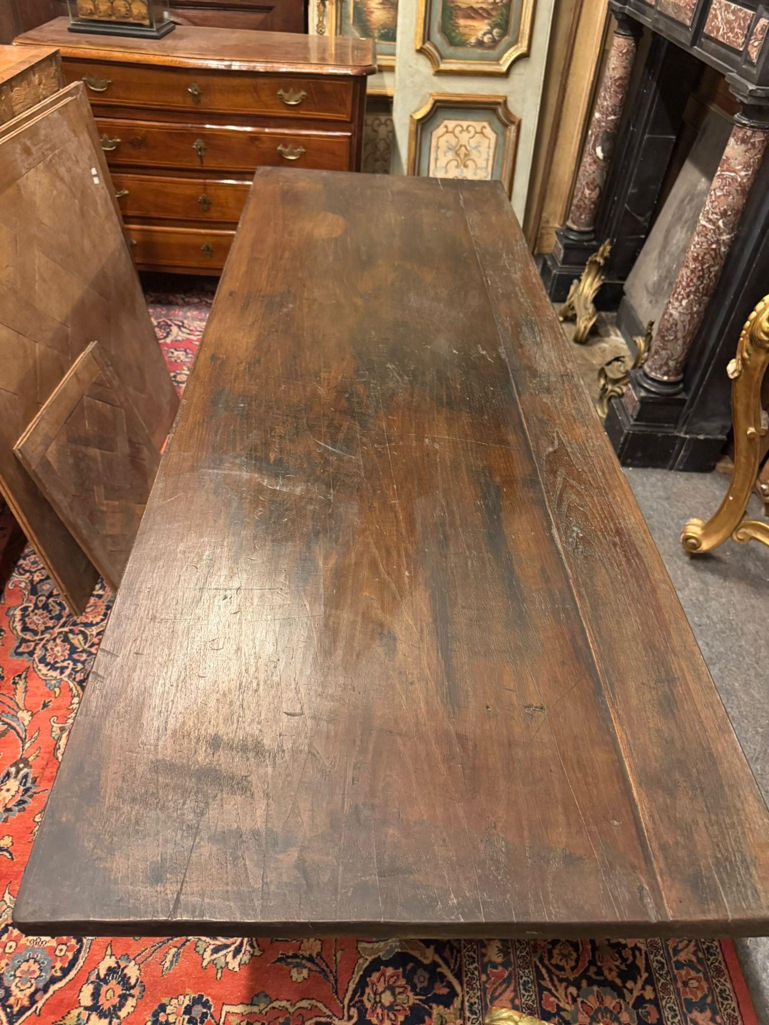 Noyer Table de salle à manger Fratino en noyer avec traverse en dessous, Italie en vente