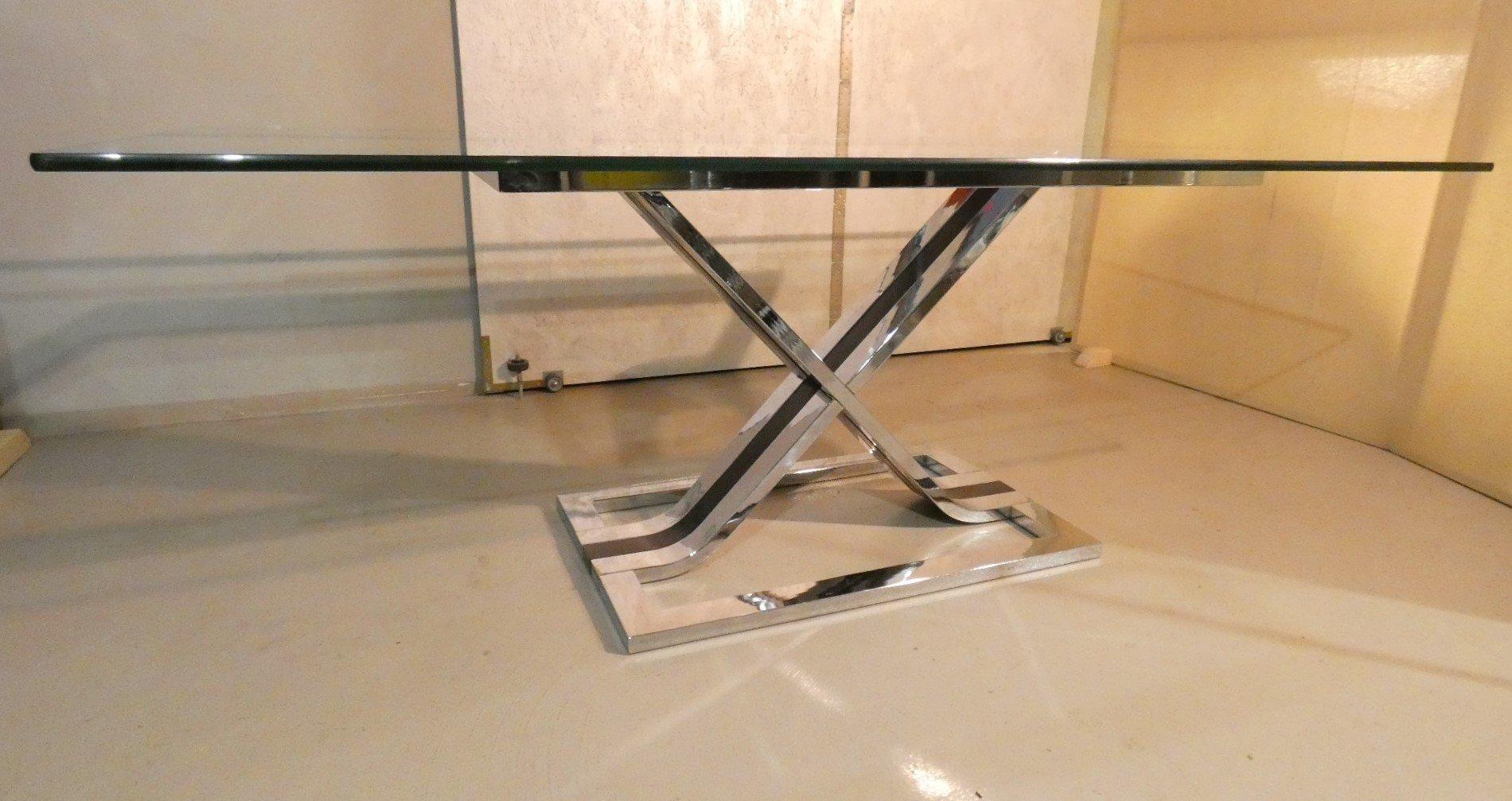 Parfaitement conservée et belle...
Produite au milieu des années 1970, cette table de salle à manger à six places est fabriquée en verre transparent de 1,5 cm d'épaisseur et repose sur une sculpture en acier chromé en trois parties, dont la partie