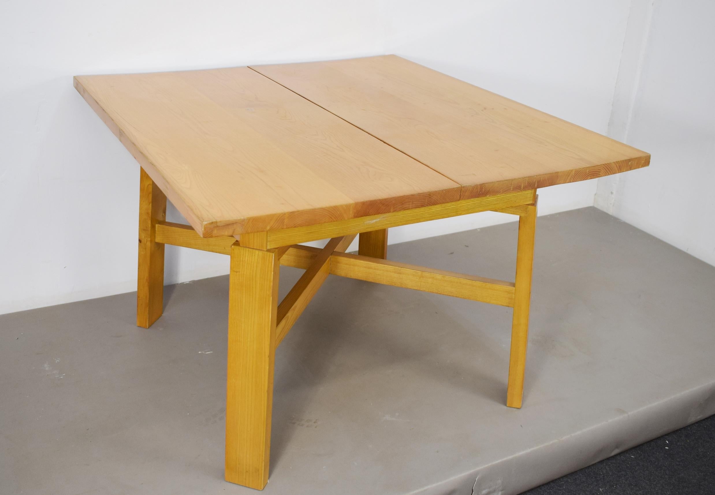 Tavolo da pranzo allungabile in legno di frassino, produzione italiana degli anni '70 circa.
Buone condizioni, normale usura del tempo, qualche graffio, struttura solida e pesante, vedere foto.
Dimensioni chiuso H= 76 cm; L= 109 cm; P= 115