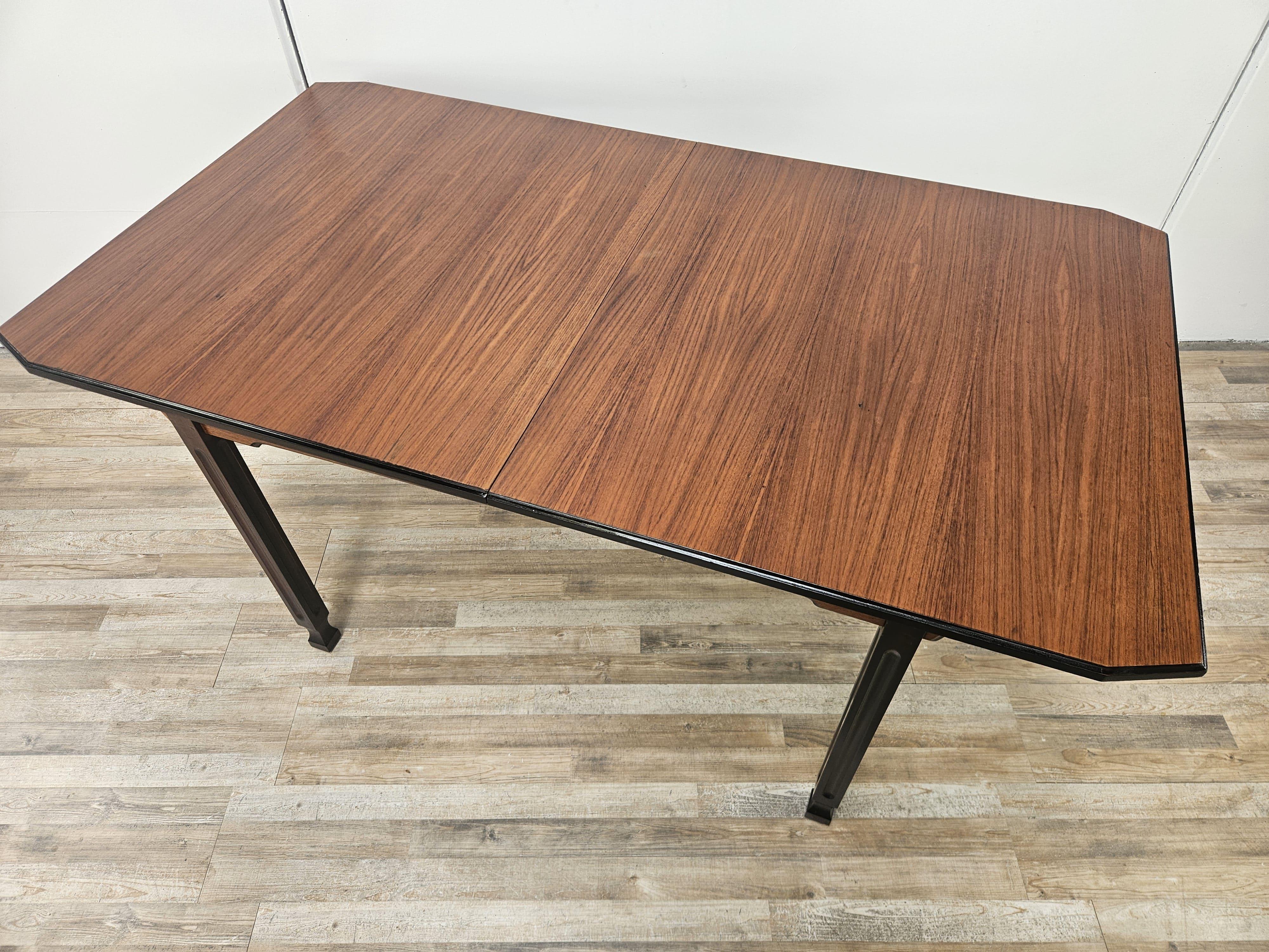Tavolo in noce con gambe e dettagli in ebano, produzione italiana anni '70.

Può essere allungato per ospitare comodamente 6-8 persone, da chiuso misura 160cm e aperto arriva a 200cm.

Il tavolo è stato lucidato ad olio e gommalacca, presenta