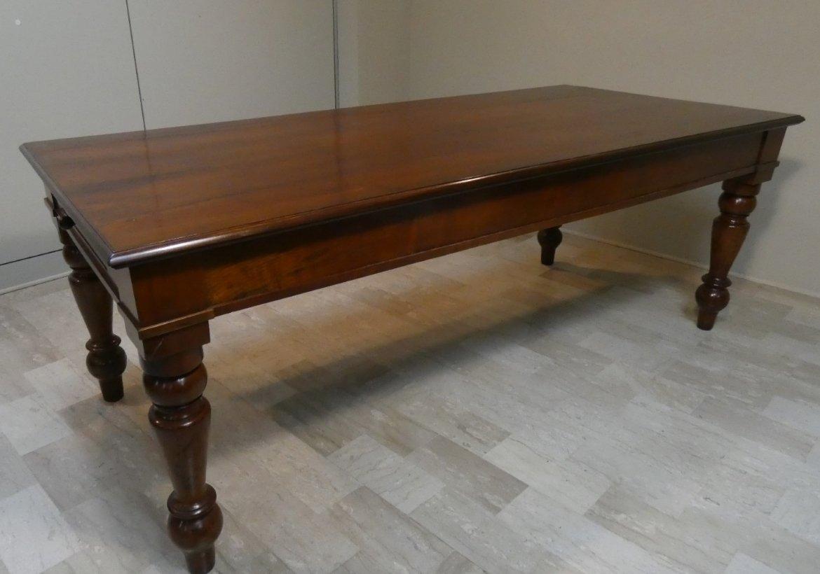 Table napolitaine ancienne du milieu/de la fin du 19e siècle, en noyer et orme massif, avec plateau rectangulaire et pieds tournés
Son plateau est composé au centre de trois panneaux au beau grain et, latéralement, de deux panneaux légèrement
