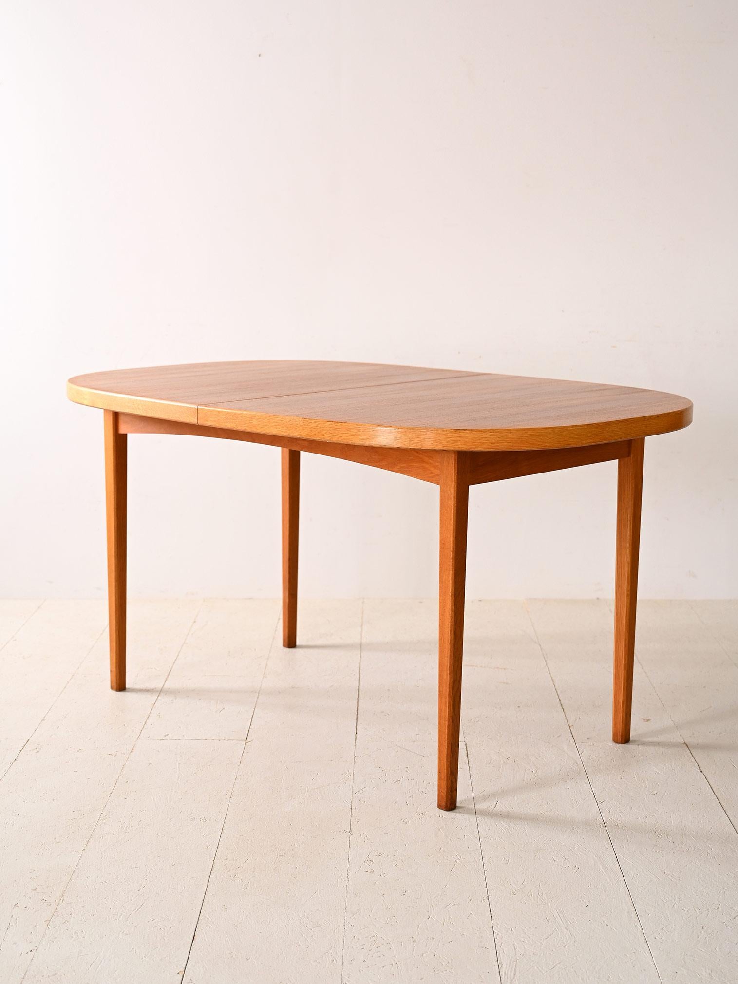 Teak dining table with round corners In Good Condition For Sale In Brescia, IT