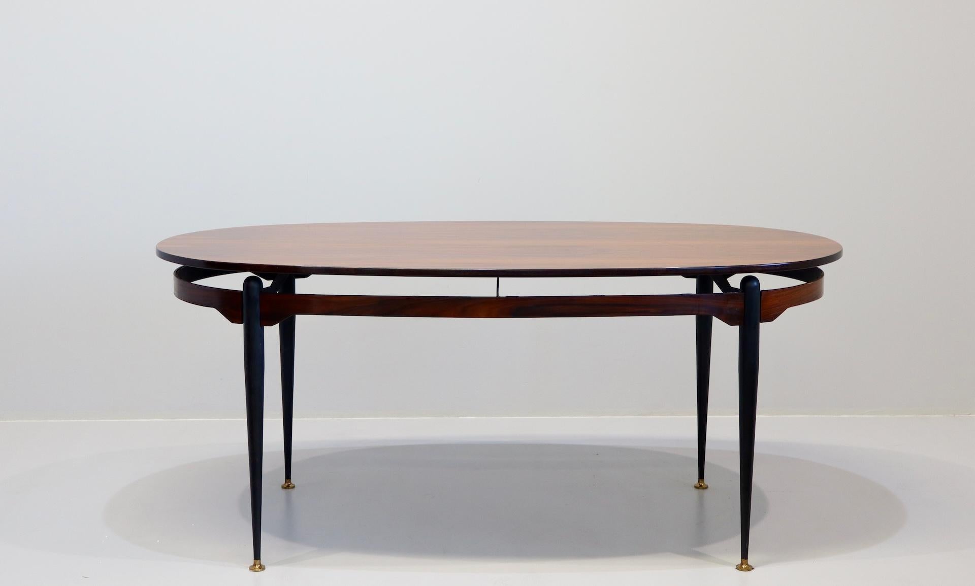 Mid-Century Modern Table à manger italienne  Designer Silvio Cavatorta en vente