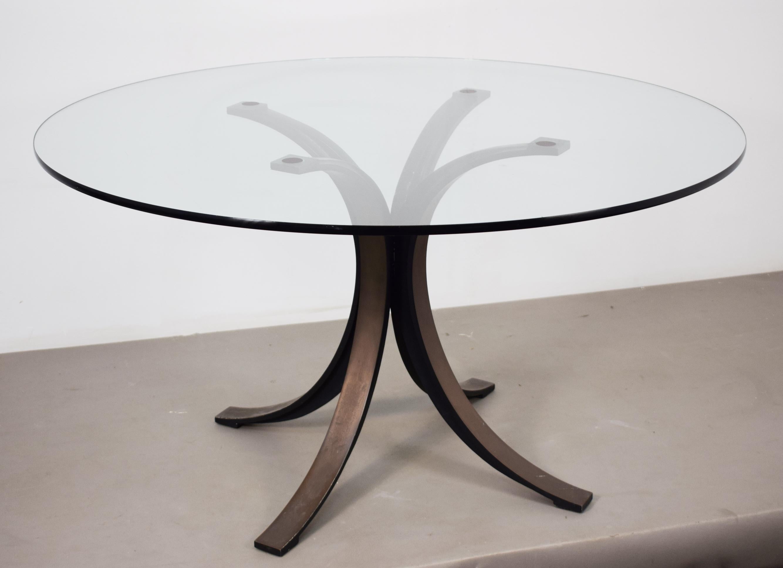 Les designers Borsani et Gerli ont créé ensemble une pièce unique qui mérite d'être exposée dans son propre salon. Fabriqué pour le fabricant italien Tecno, ce tiroir appelé T69  risale al 1964.
Présente l'étiquette originale du producteur.
Piano en