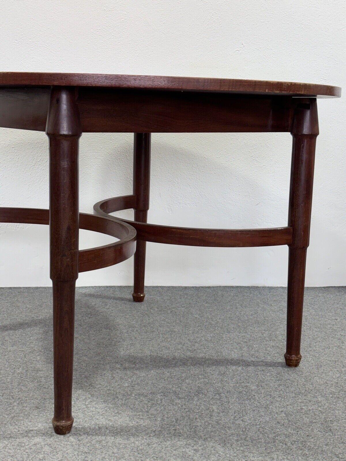 Extendable oval teak dining table Modern design 1970's In Good Condition For Sale In Taranto, IT