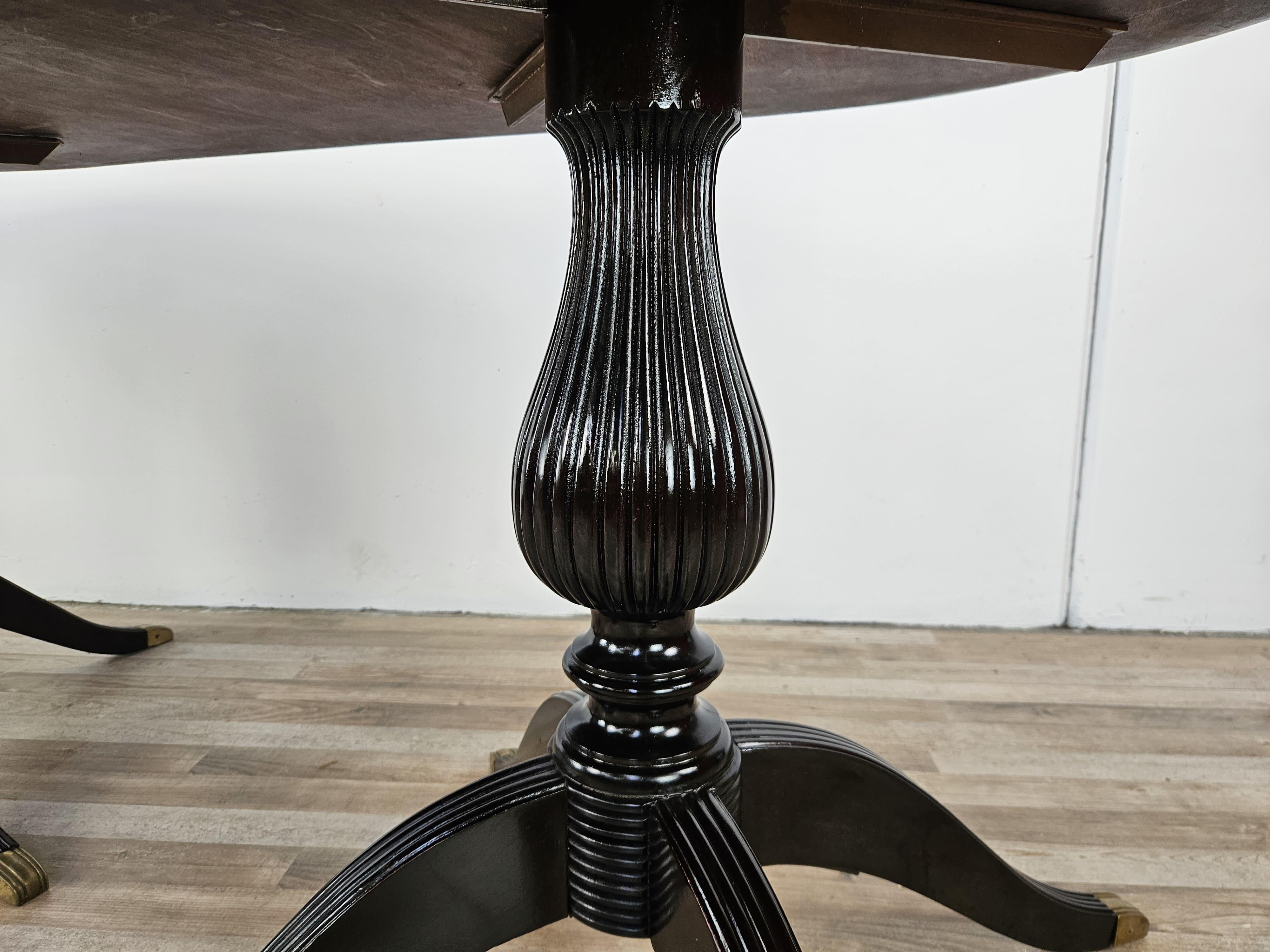 Mesa de comedor ovalada italiana de palisandro y latón de los años 60 en venta 5