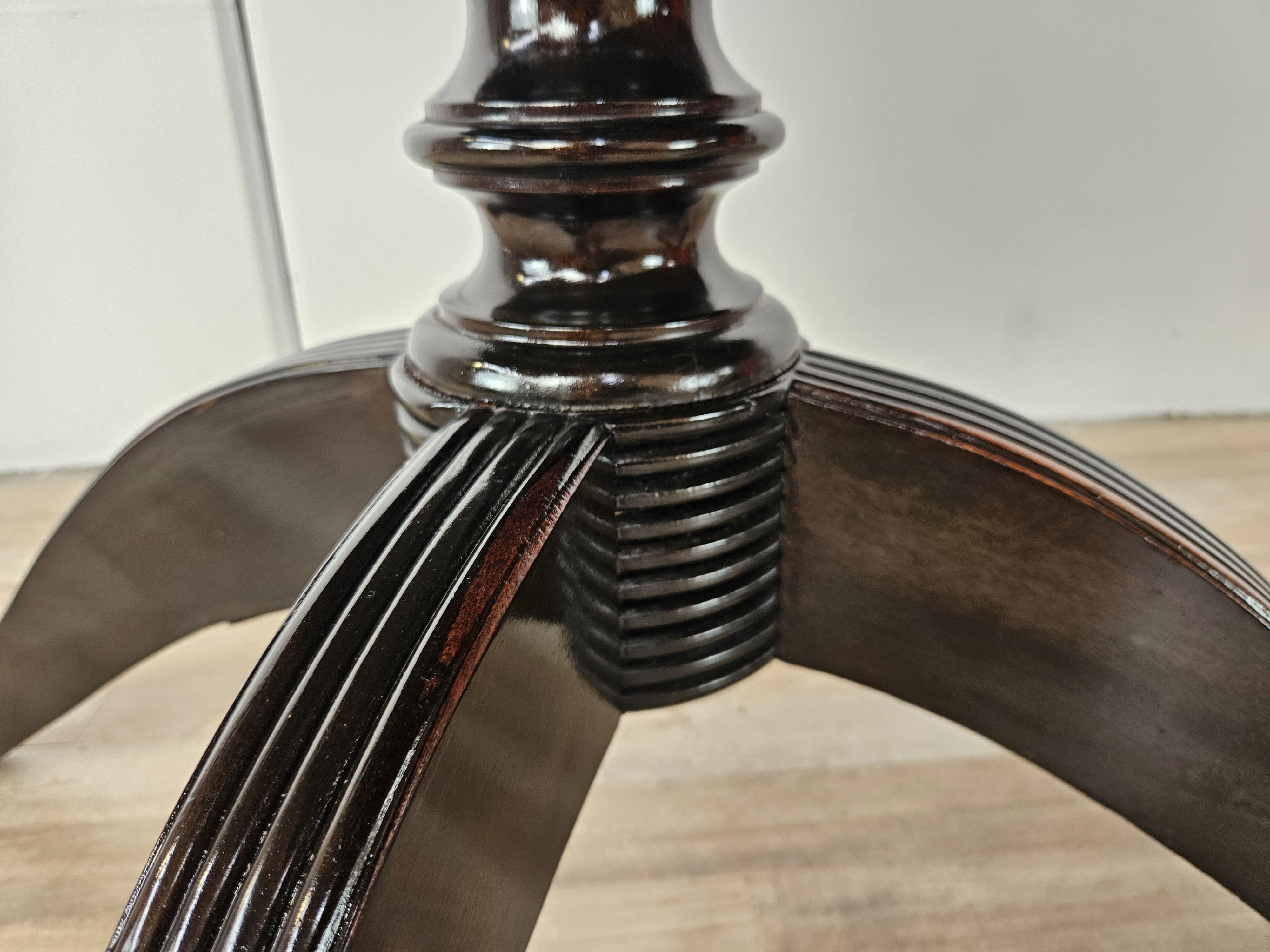 Mesa de comedor ovalada italiana de palisandro y latón de los años 60 en venta 9