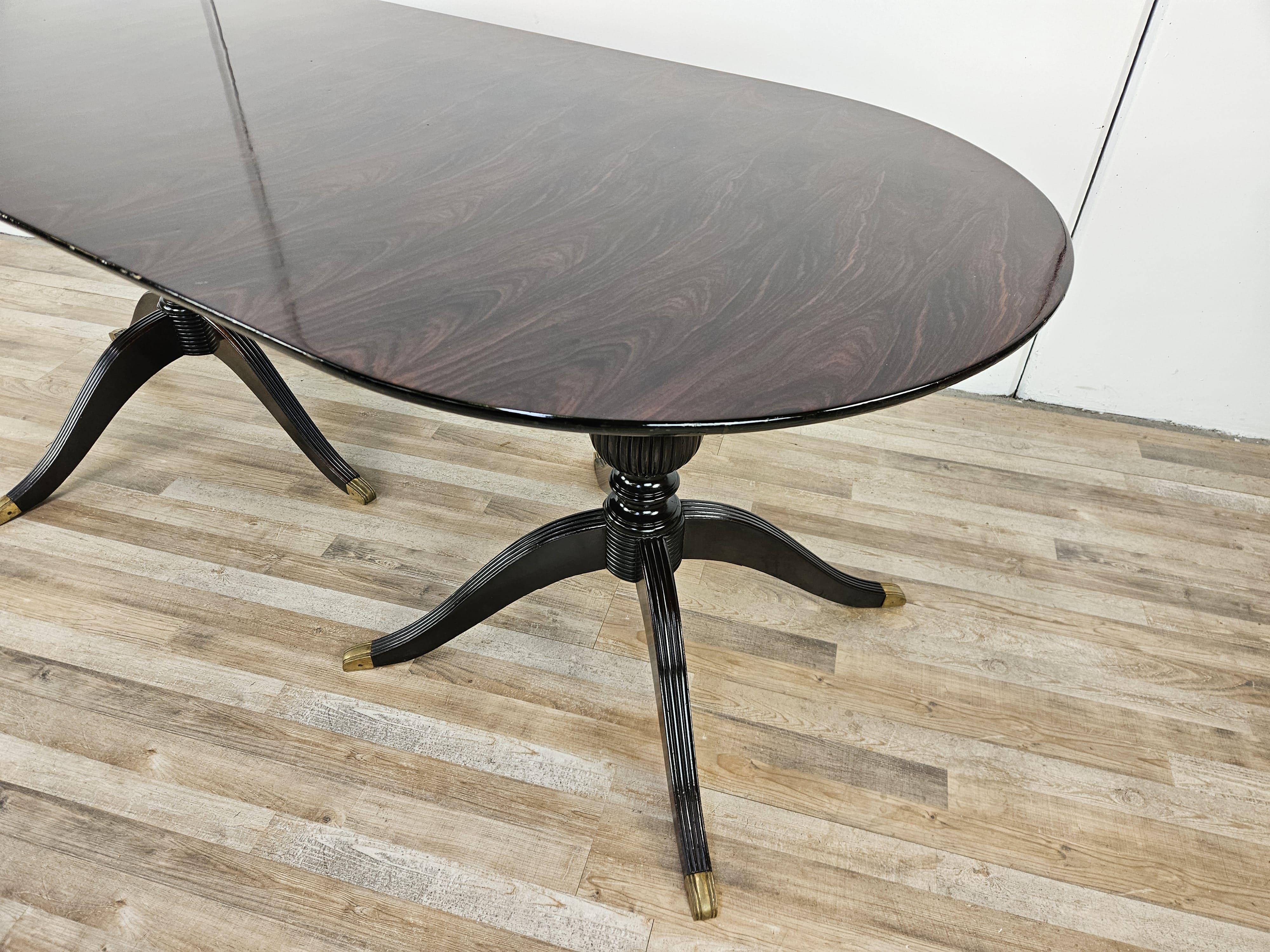 Mesa de comedor ovalada italiana de palisandro y latón de los años 60 Moderno de mediados de siglo en venta