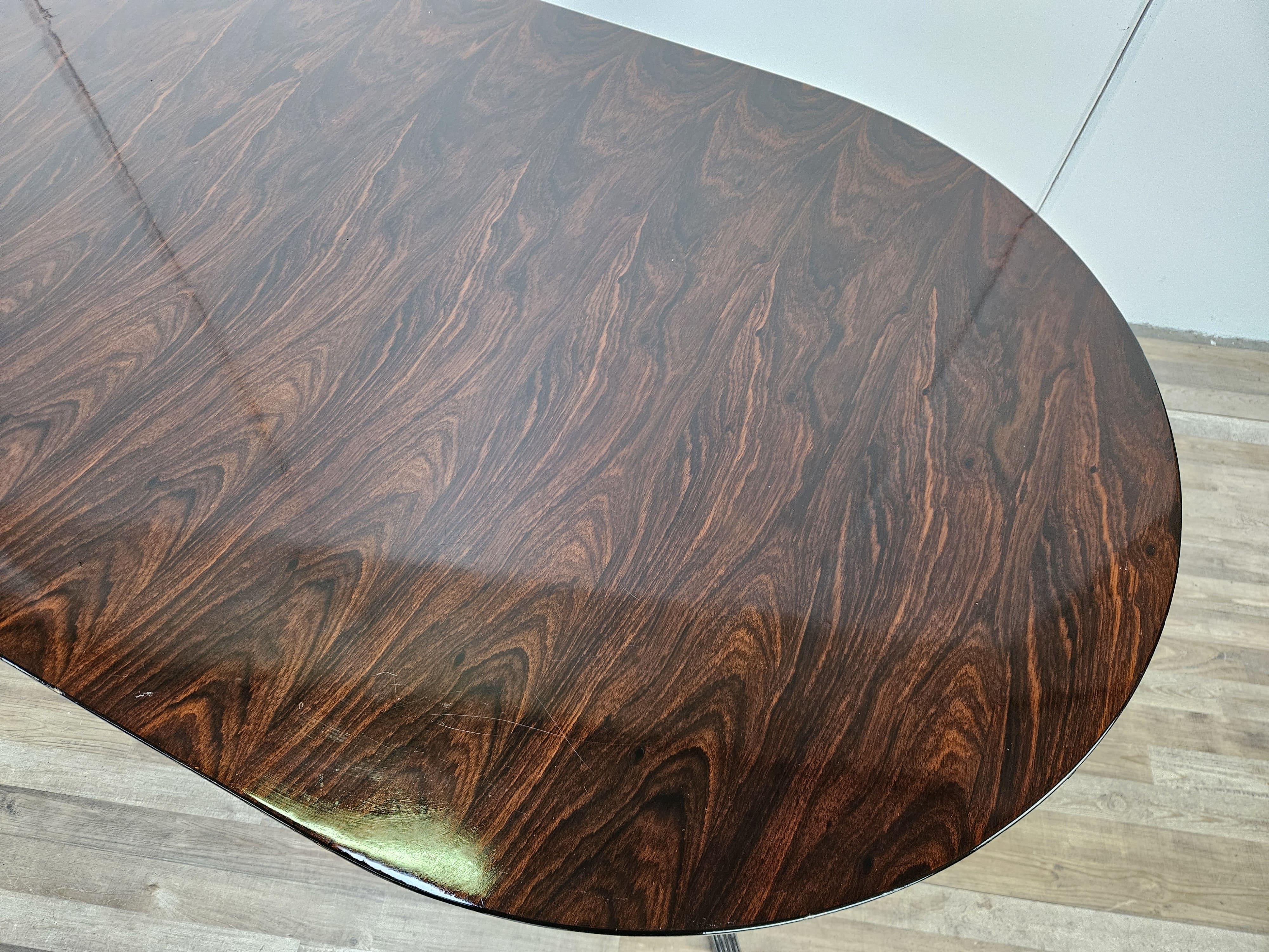 Mesa de comedor ovalada italiana de palisandro y latón de los años 60 en Bueno estado para la venta en Premariacco, IT