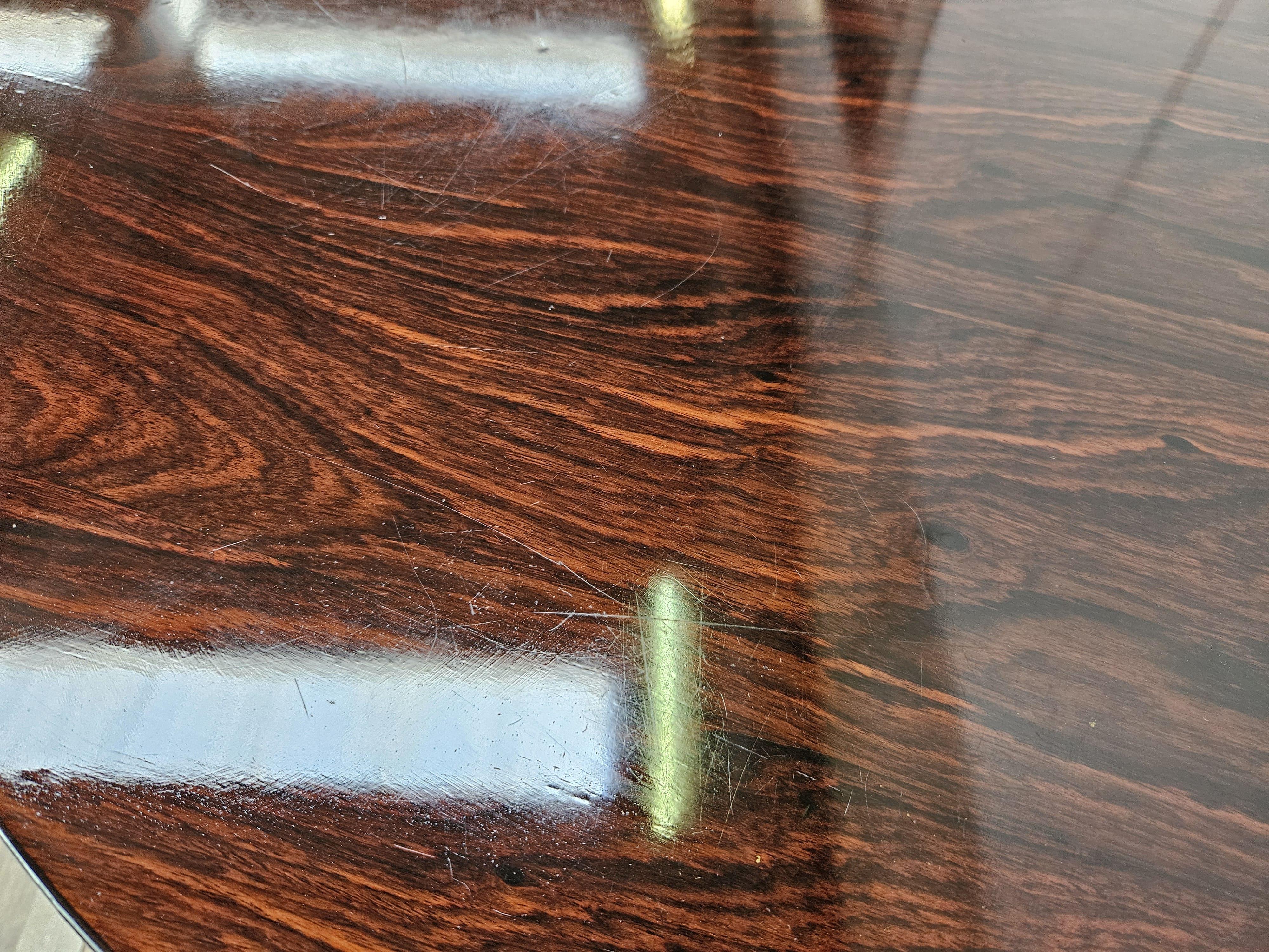 Mesa de comedor ovalada italiana de palisandro y latón de los años 60 Mid-20th Century en venta