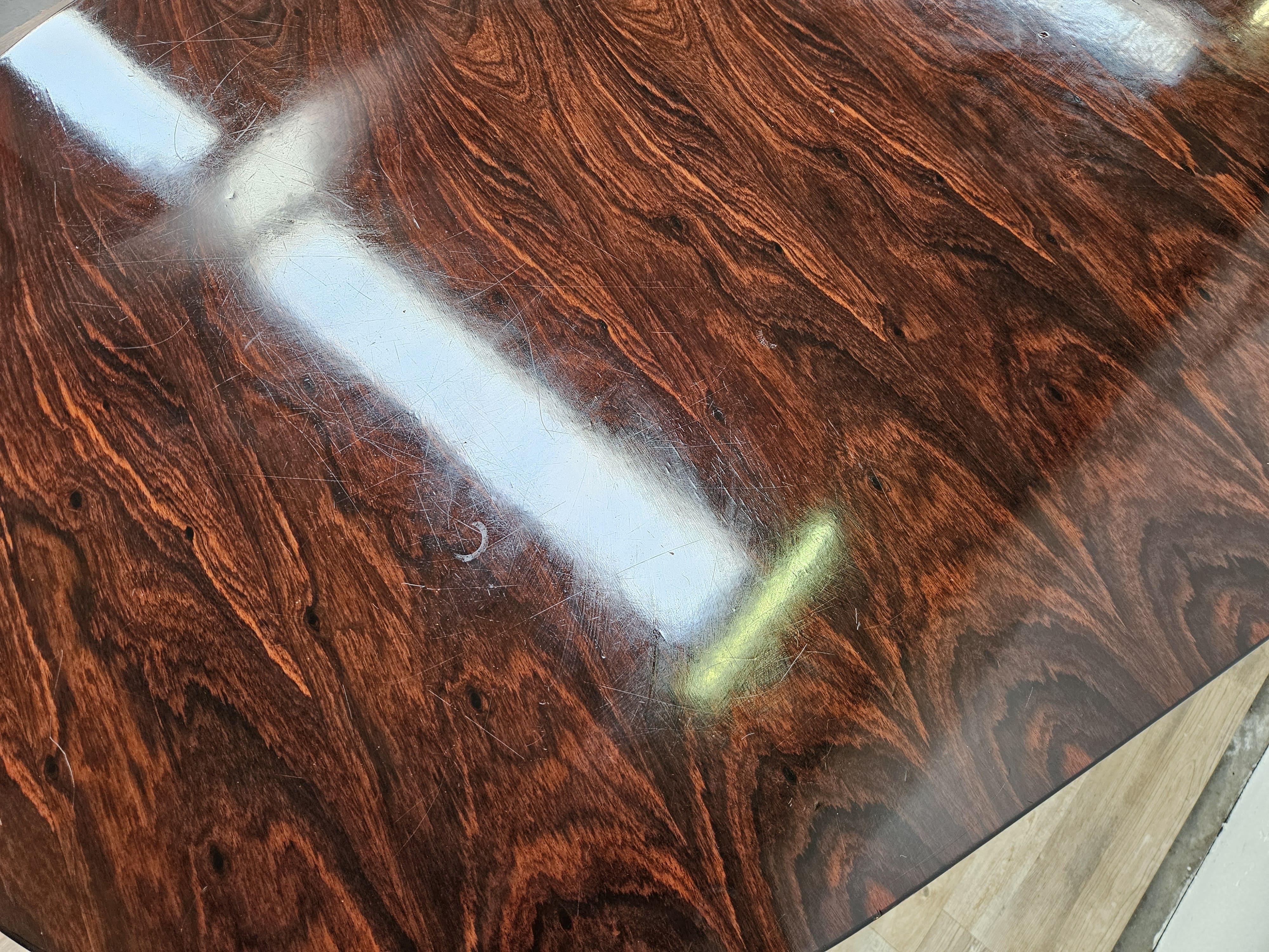 Mesa de comedor ovalada italiana de palisandro y latón de los años 60 Latón en venta