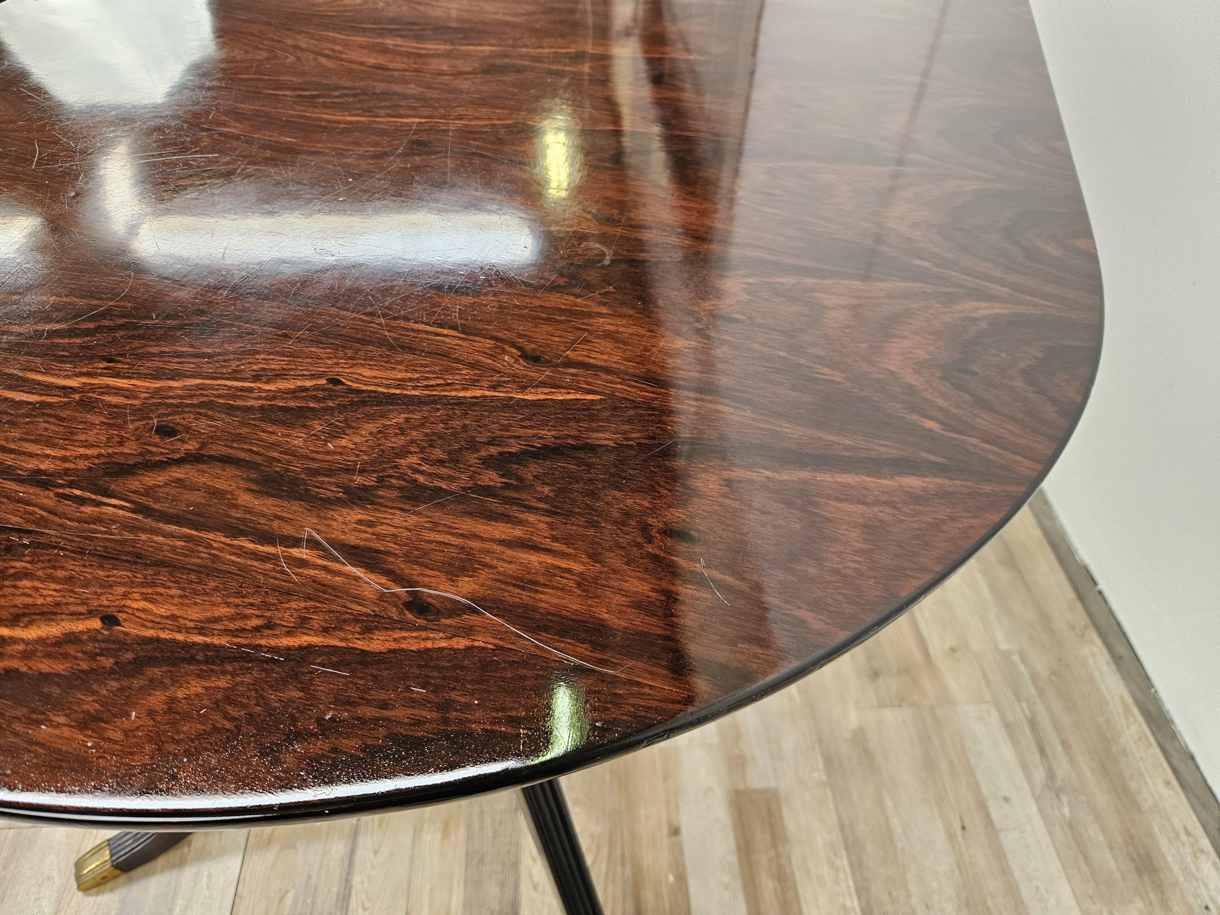 Mesa de comedor ovalada italiana de palisandro y latón de los años 60 en venta 1
