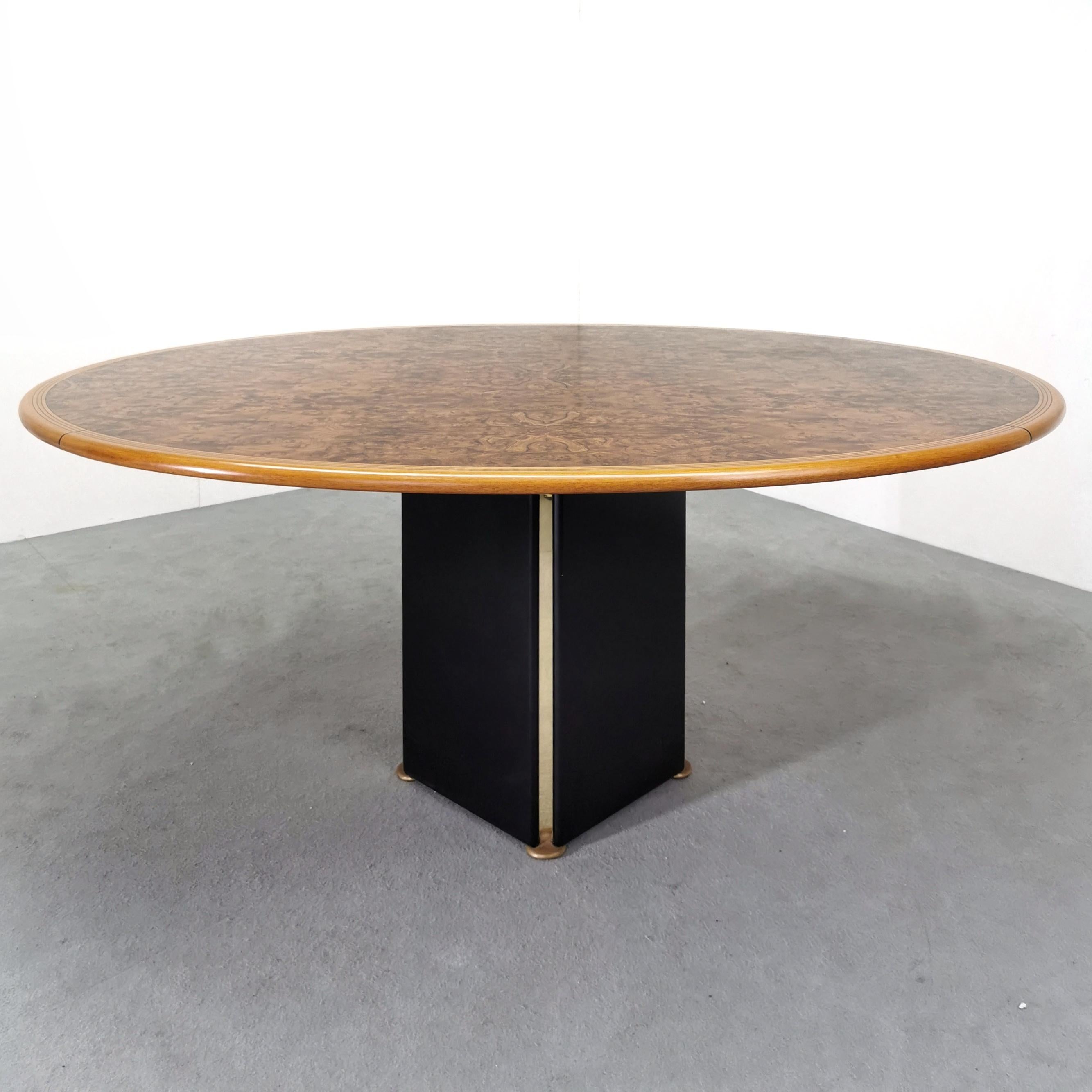 Fantastic oval-shaped dining table in burl, walnut, and brass by Afra & Tobia Scarpa. 
This table designed by the famous designers Afra and Tobia Scarpa was produced by Maxalto.
Maxalto was the brand created by B&B Italia to create luxury furniture