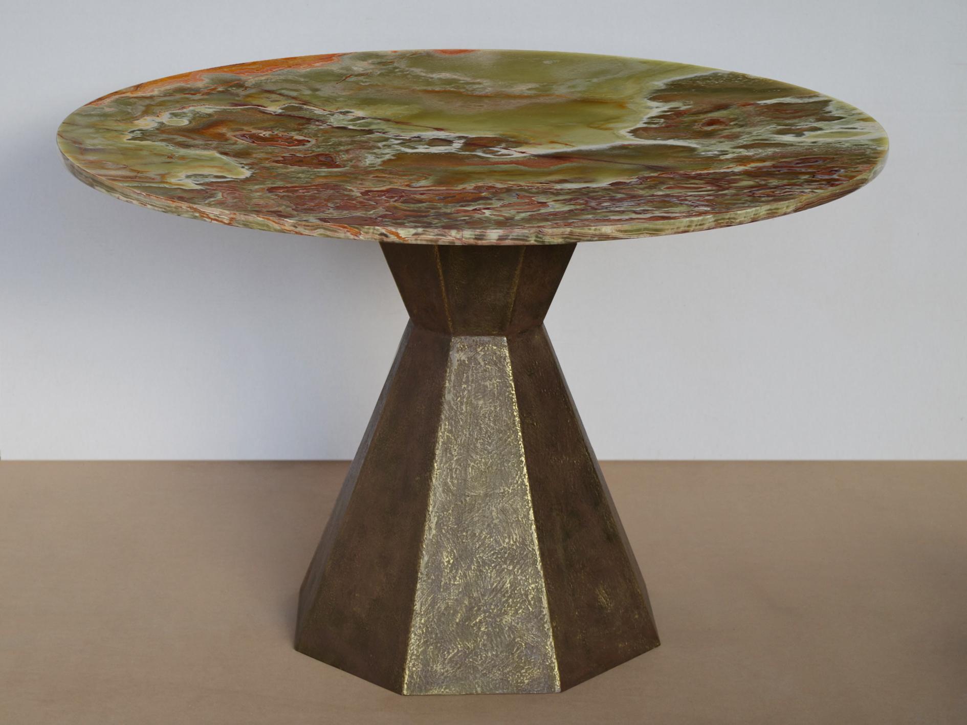 Table de salle à manger en vert onyx, piètement en bronze Fait à la main en Italie, Cupioli.
Table de salle à manger fabriquée à la main en Italie. Plateau précieux en onyx vert de 2 cm d'épaisseur.
L'onyx a été choisi pour sa teinte naturelle qui