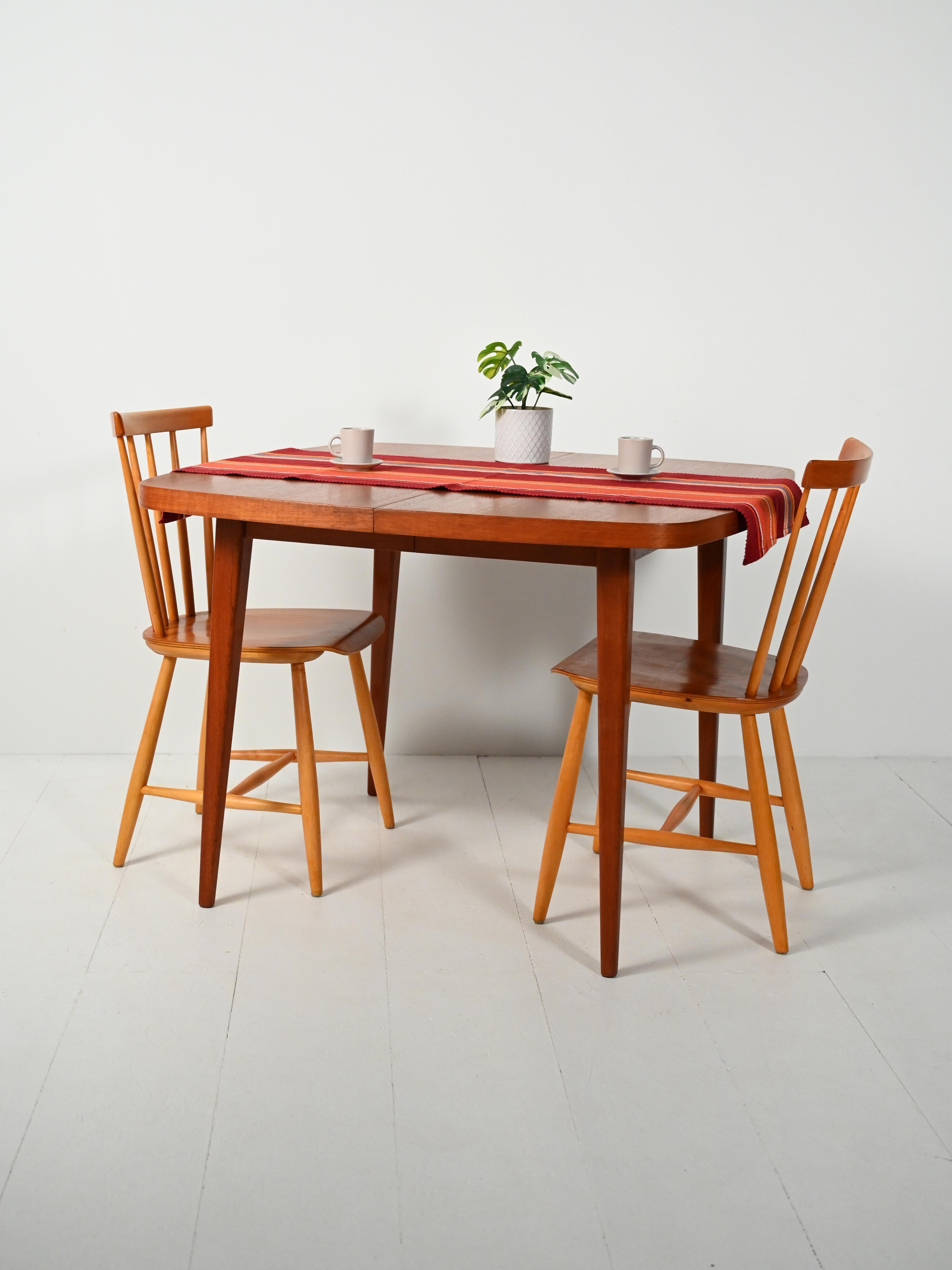 Tavolo da pranzo svedese anni ’60 in teak, quadrato con spigoli arrotondati, gambe affusolate e linea sobria. Con etichetta originale AB Möbelfabriken Linden, Horda.

Elegante tavolo da pranzo scandinavo anni ’60 in teak dalla calda venatura