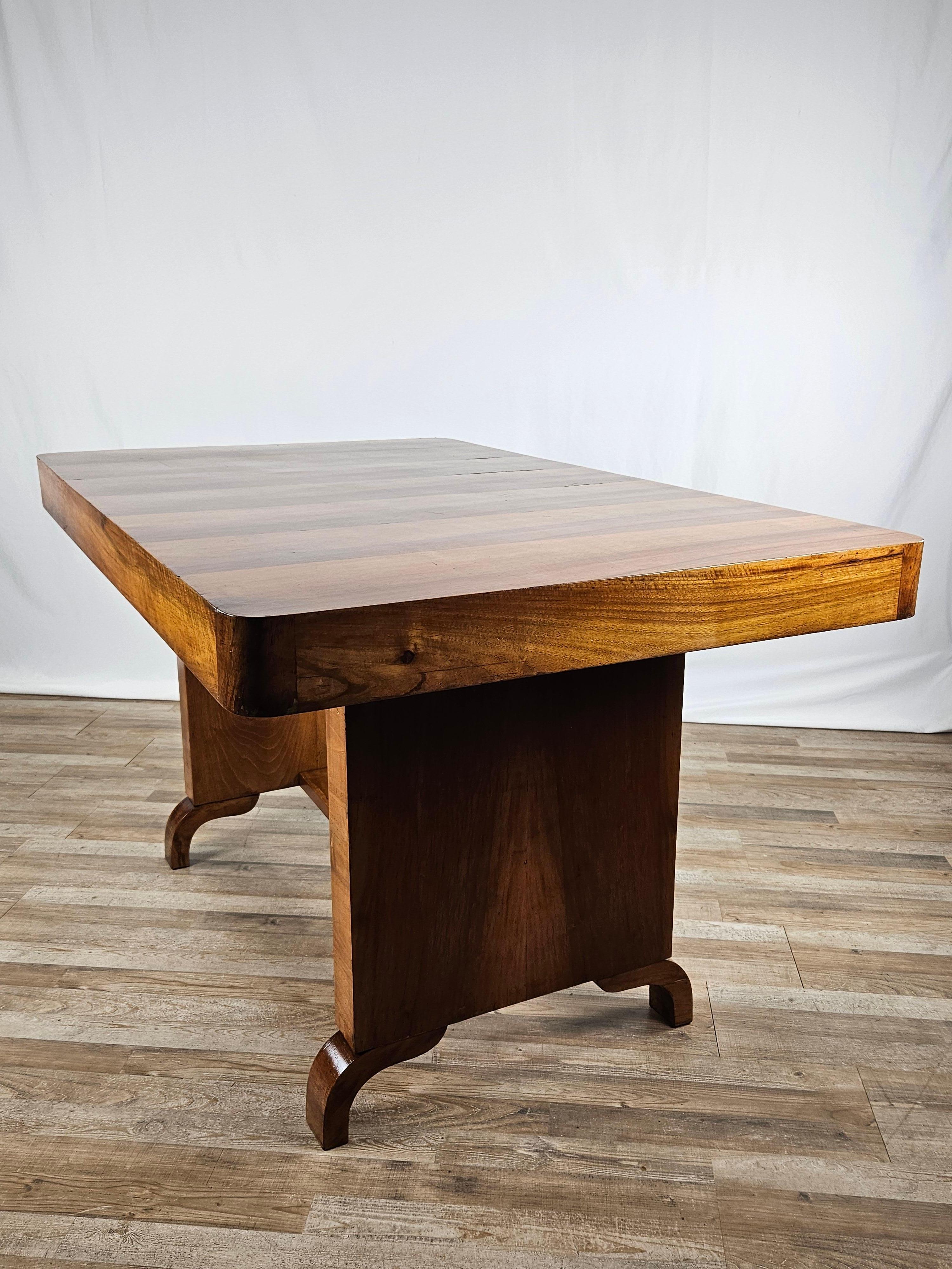 Table élégante et raffinée de style Art Déco des années 1930, entièrement réalisée en bois de bruyère avec un plateau confortable pour 4 ou 6 personnes.

La table a un design linéaire et moderne, convenant à tout type d'environnement, de l'antique