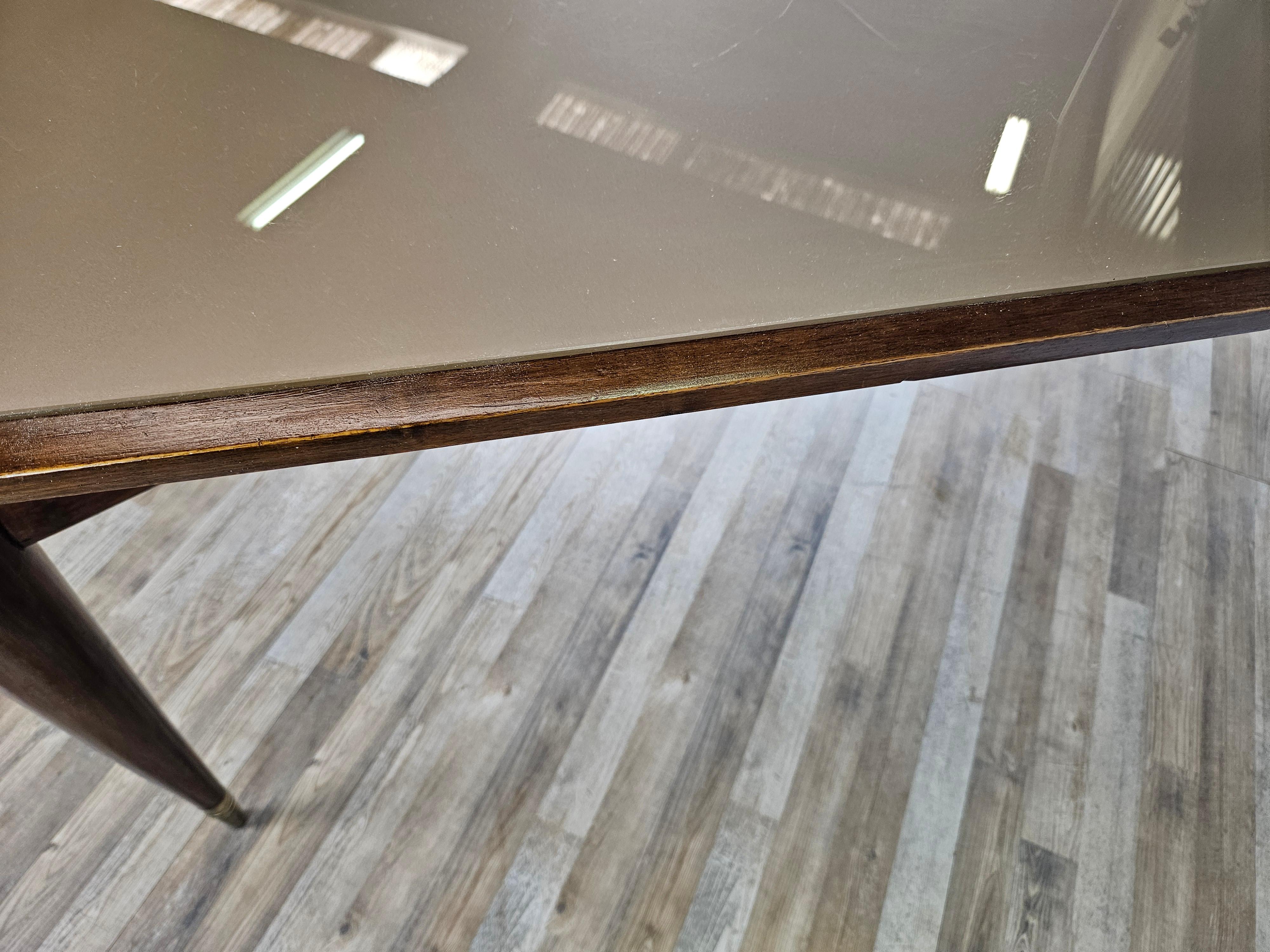 Rechteckiger Esstisch aus Nussbaumholz mit Glasplatte und Messingverzierungen im Angebot 13