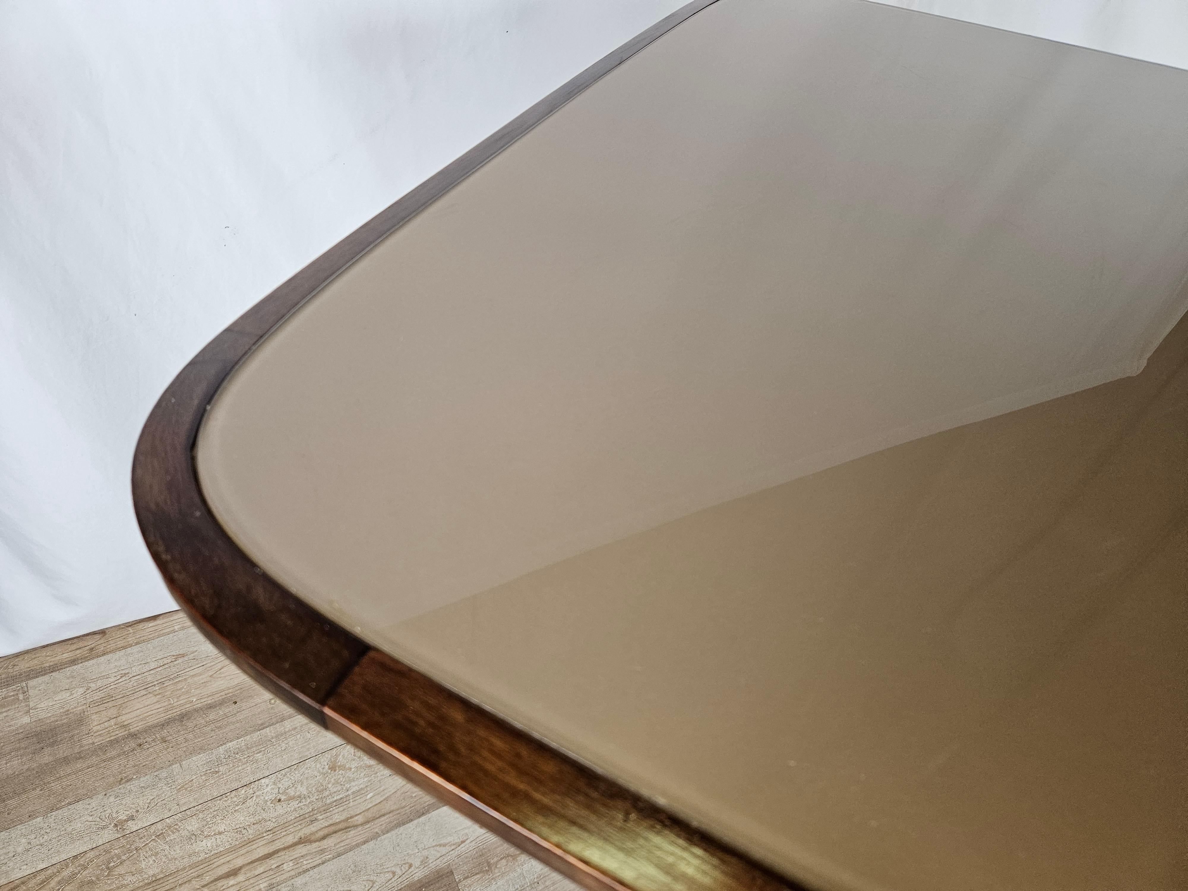 Rechteckiger Esstisch aus Nussbaumholz mit Glasplatte und Messingverzierungen im Angebot 1