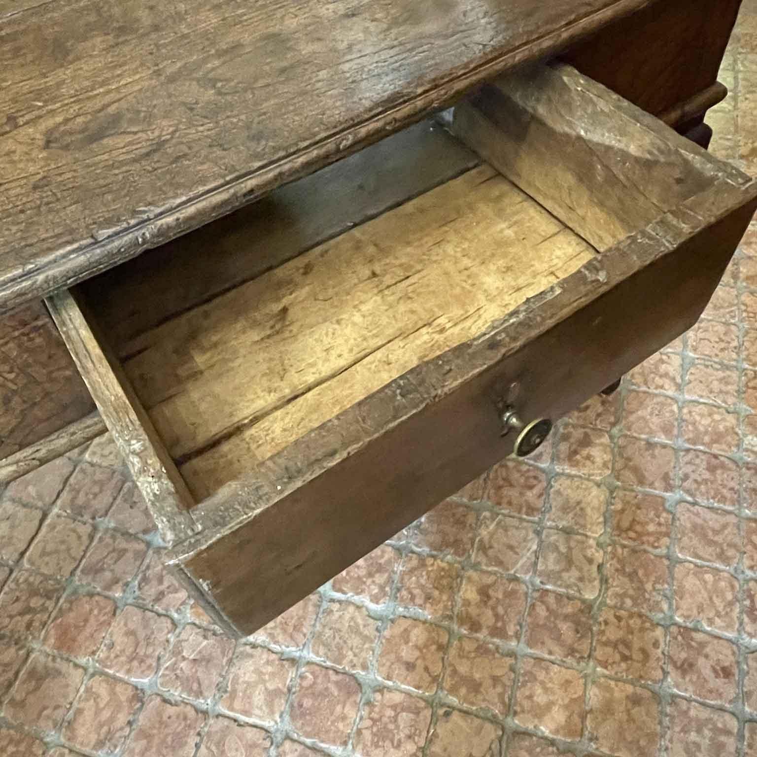 Tavolo Italiano 1700 Tavolo Rettangolare da Pranzo o Scrittoio con Cassetti  For Sale 4