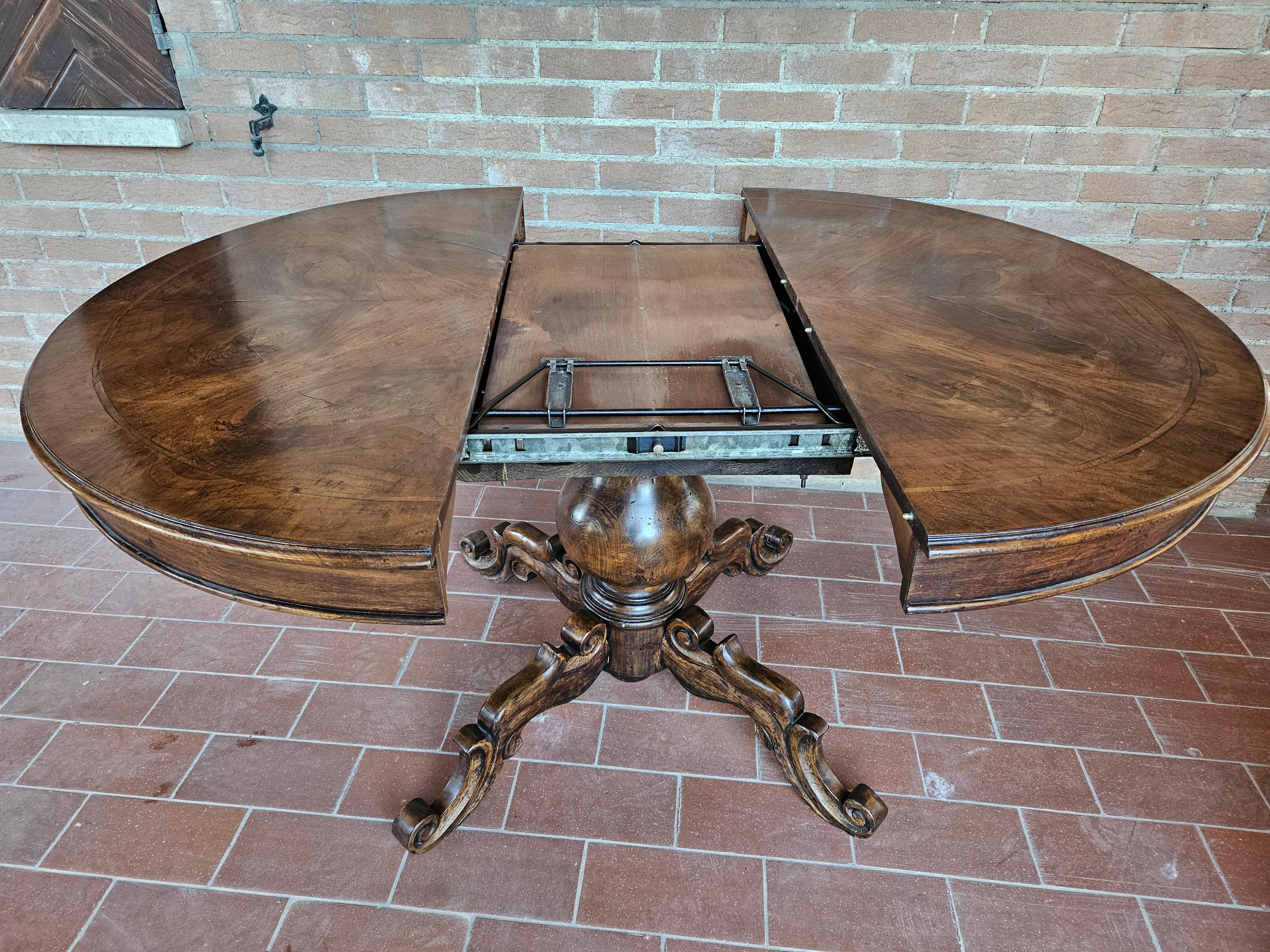 Extendable walnut and burl walnut round dining table 20th century For Sale 6