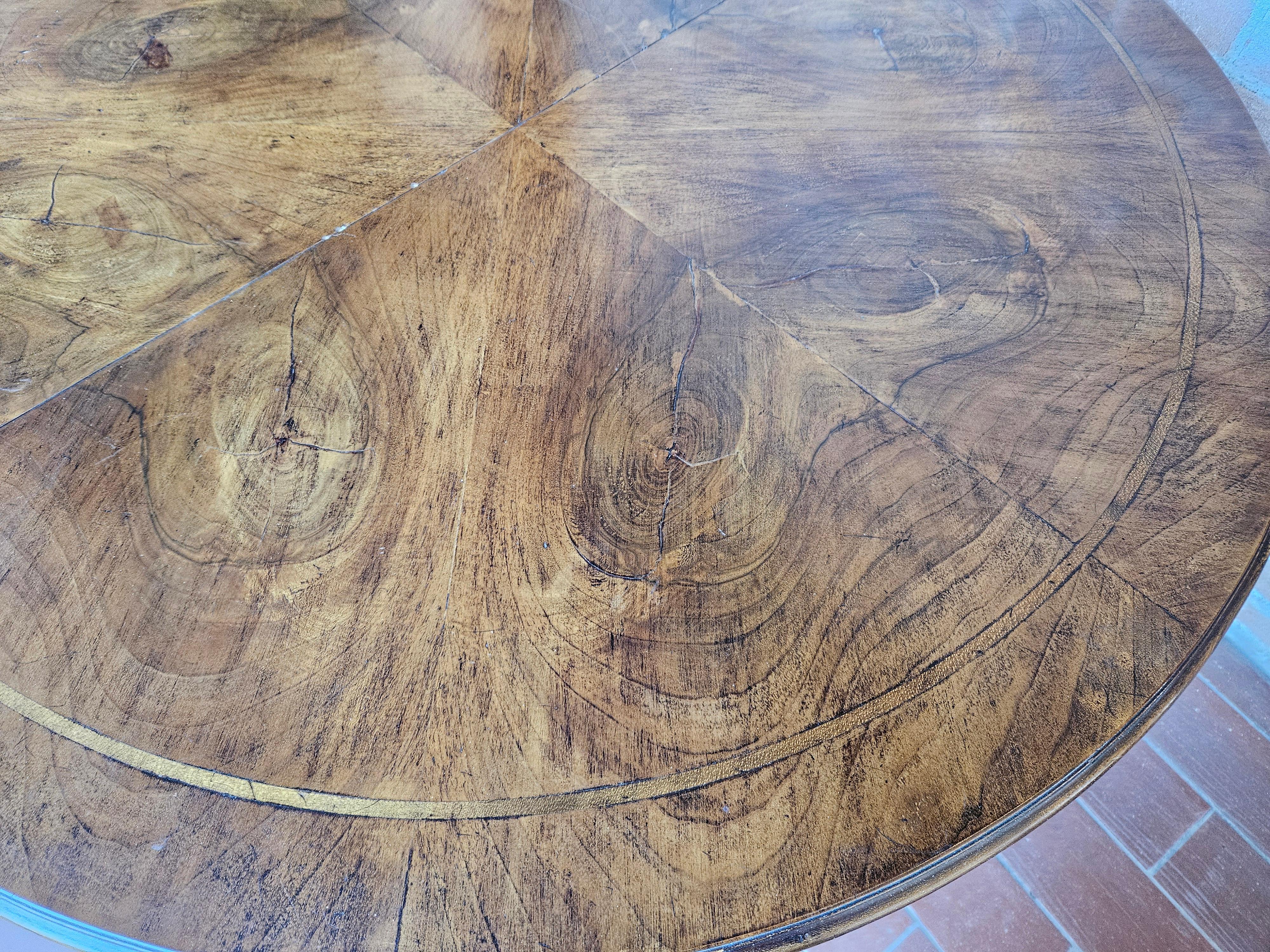Extendable walnut and burl walnut round dining table 20th century In Good Condition For Sale In Premariacco, IT