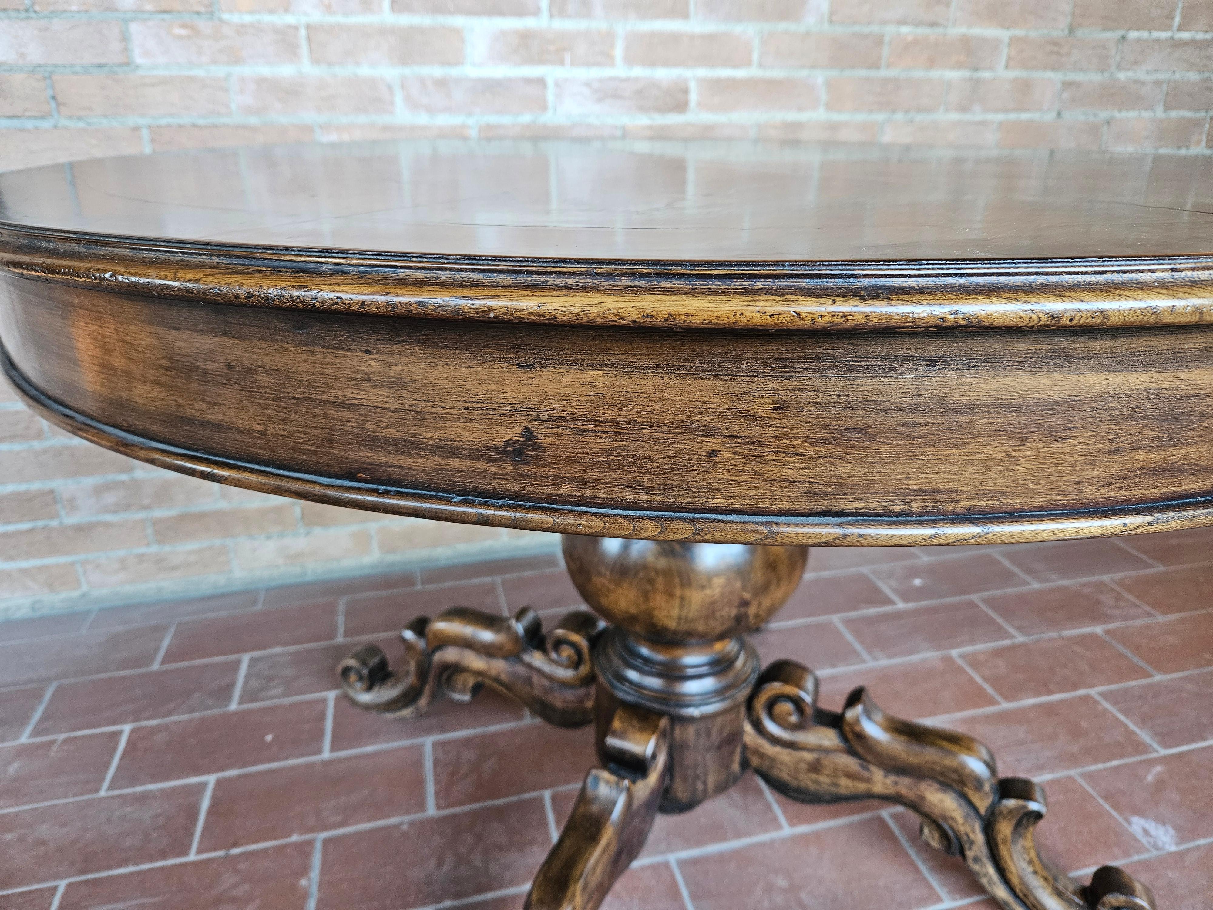 Nutwood Extendable walnut and burl walnut round dining table 20th century For Sale