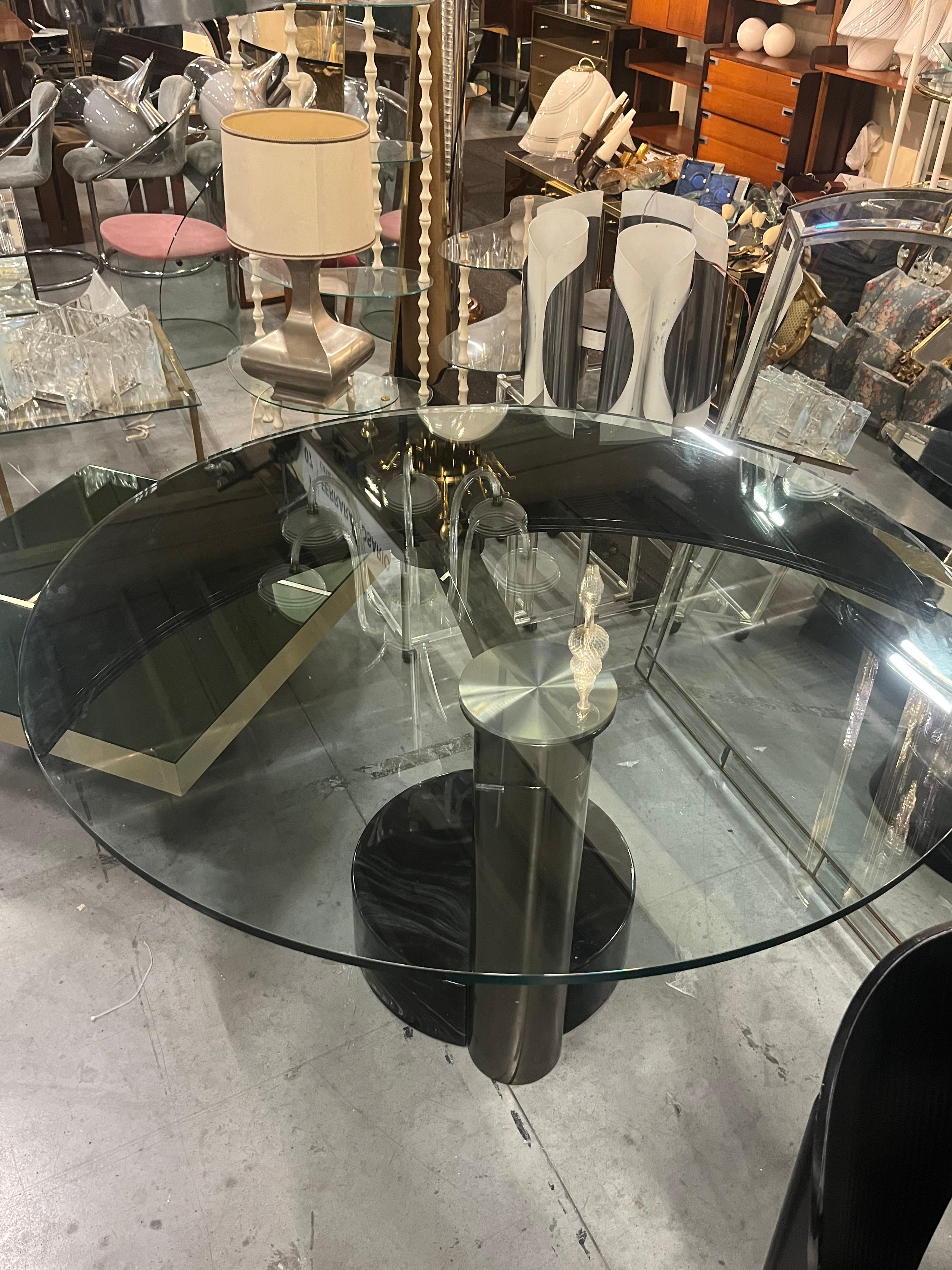 Late 20th Century Round dining table with marble base by Mario Mazzer for Zanette 1980s For Sale