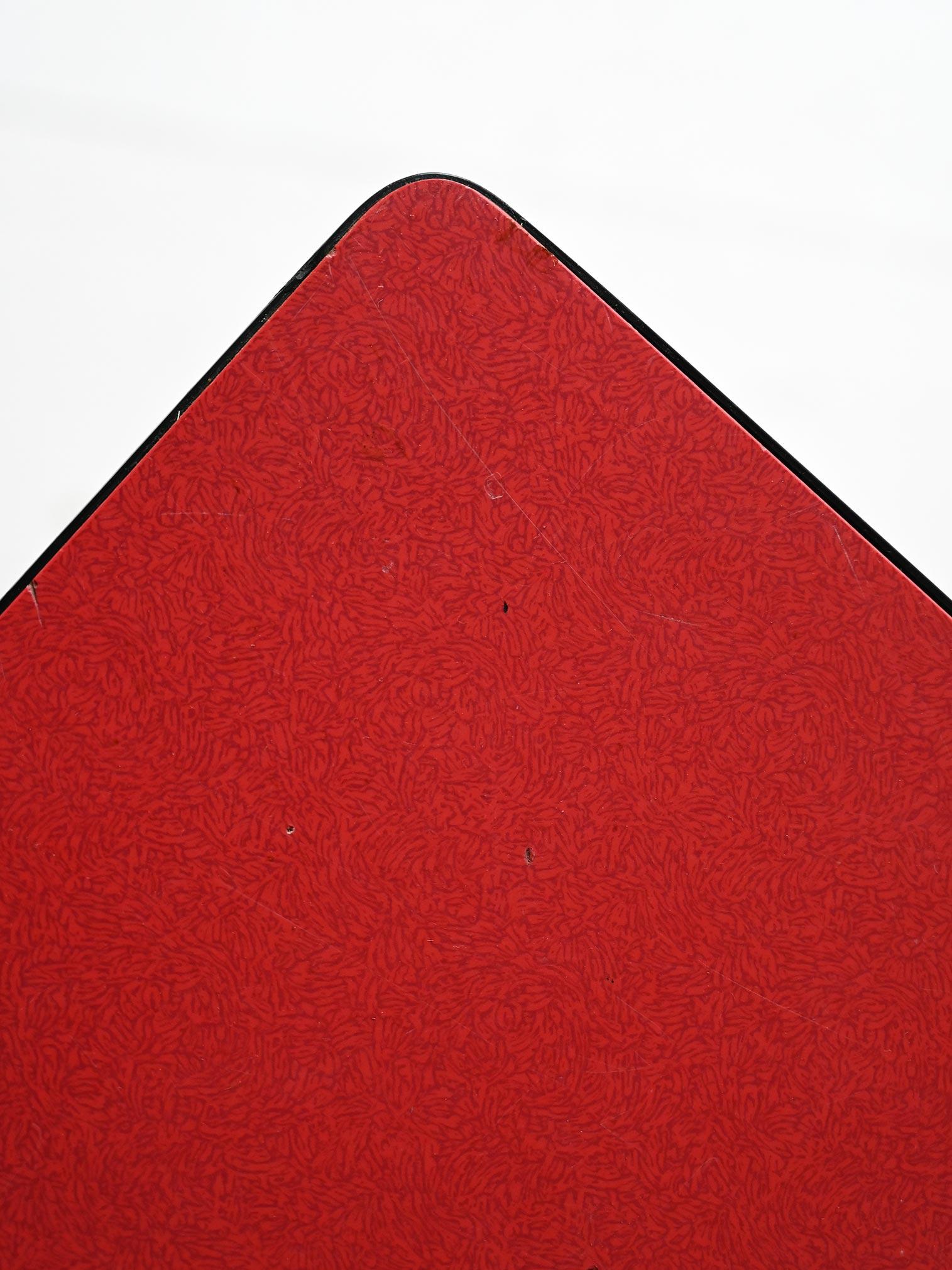 Scandinavian 1960s dining table with red formica top In Good Condition For Sale In Brescia, IT