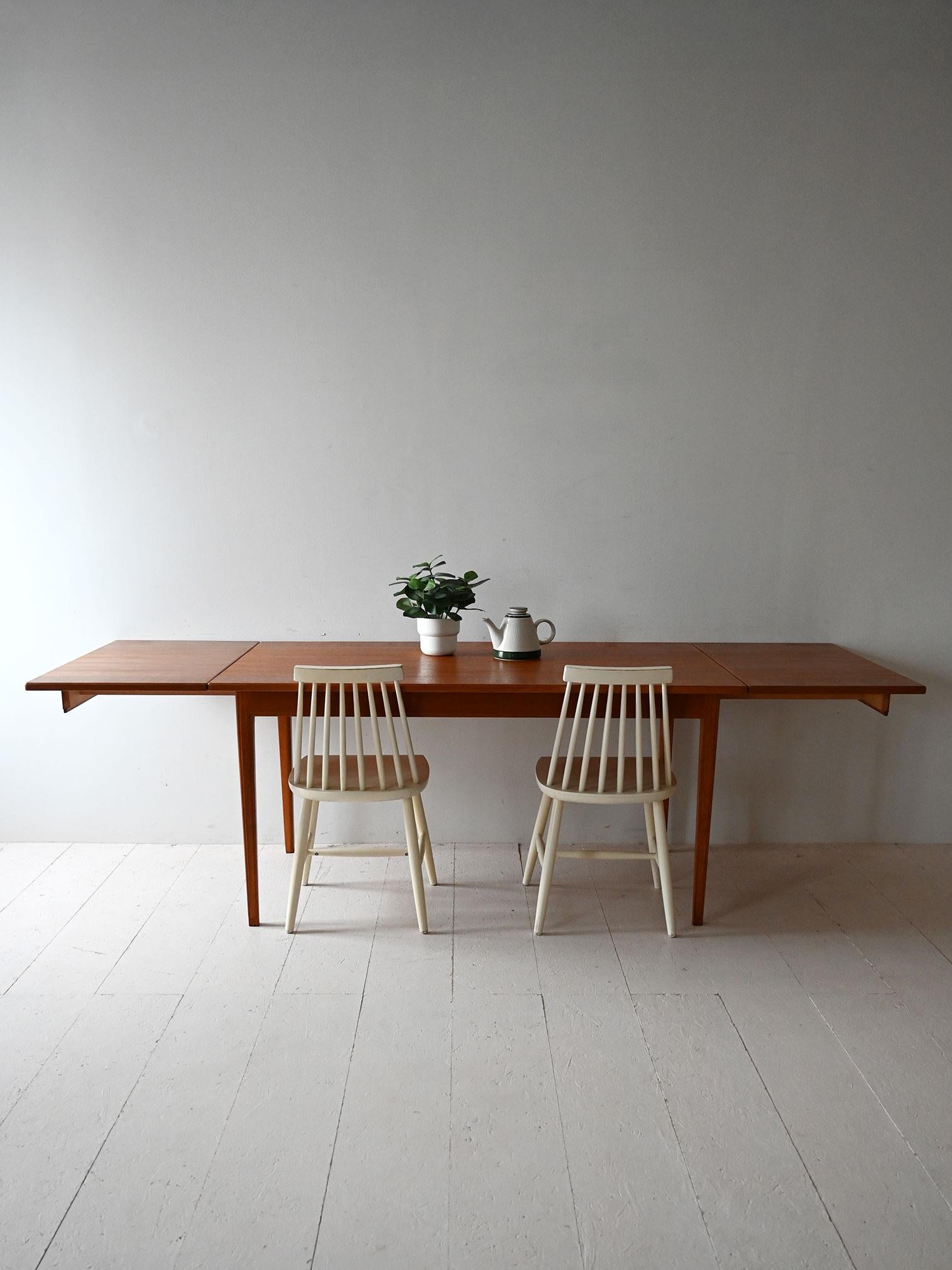 Vintage table designed by Carl Malmsten with two separate extensions. Elegant and rigorous design in solid wood.

Designed by Carl Malmsten in the 1950s/60s, this dining table reflects the formal essentiality and attention to detail typical of the