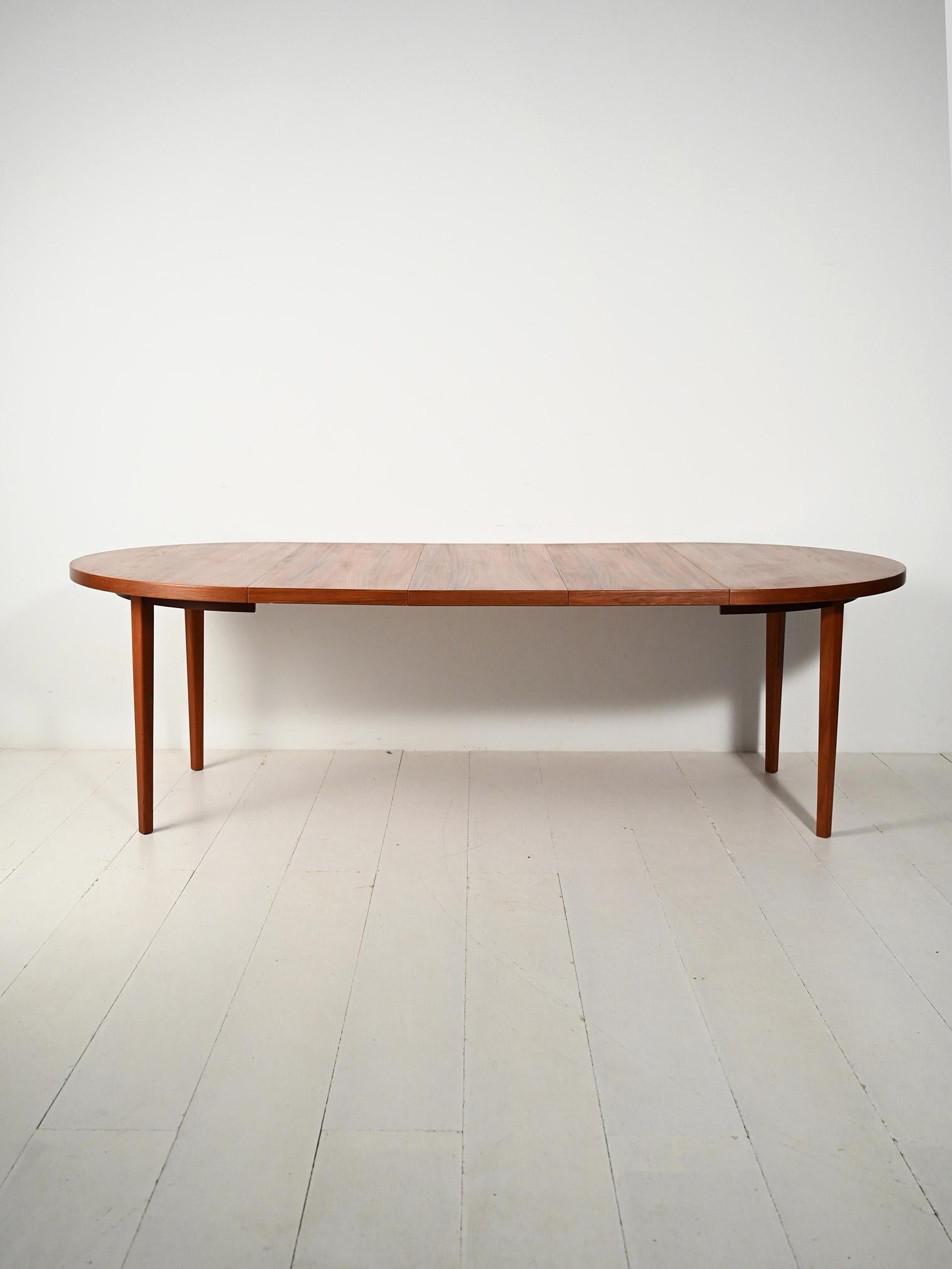 Tavolo da pranzo scandinavo anni '60 in teak striato, rotondo e allungabile, con tre prolunghe da 40 cm ciascuna.

Tavolo da pranzo scandinavo anni '60 in teak striato, caratterizzato da una venatura marcata e calda, tipica del legno di qualità