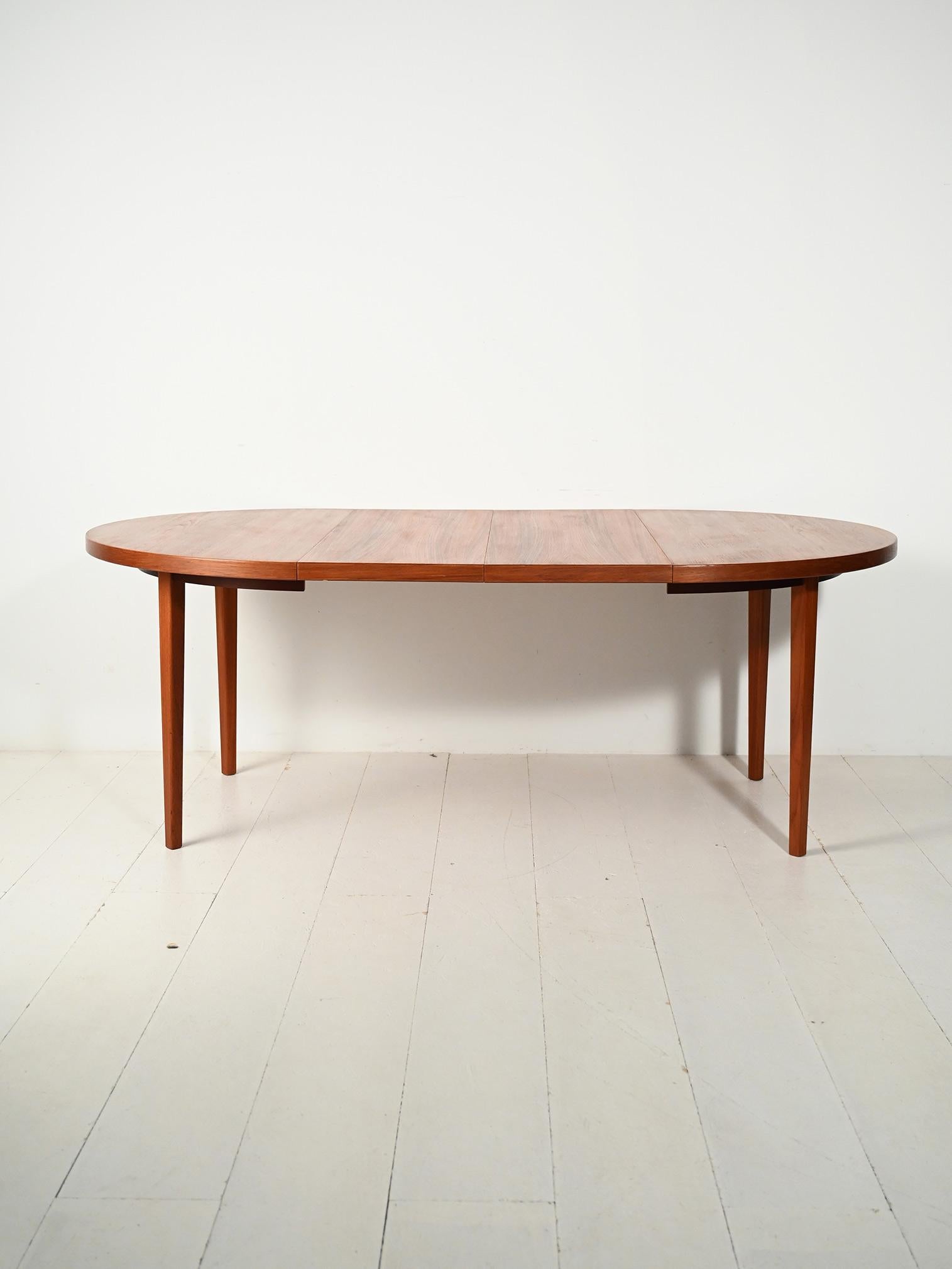 Scandinave moderne Tavolo da pranzo scandinavo rotondo in teak striato en vente