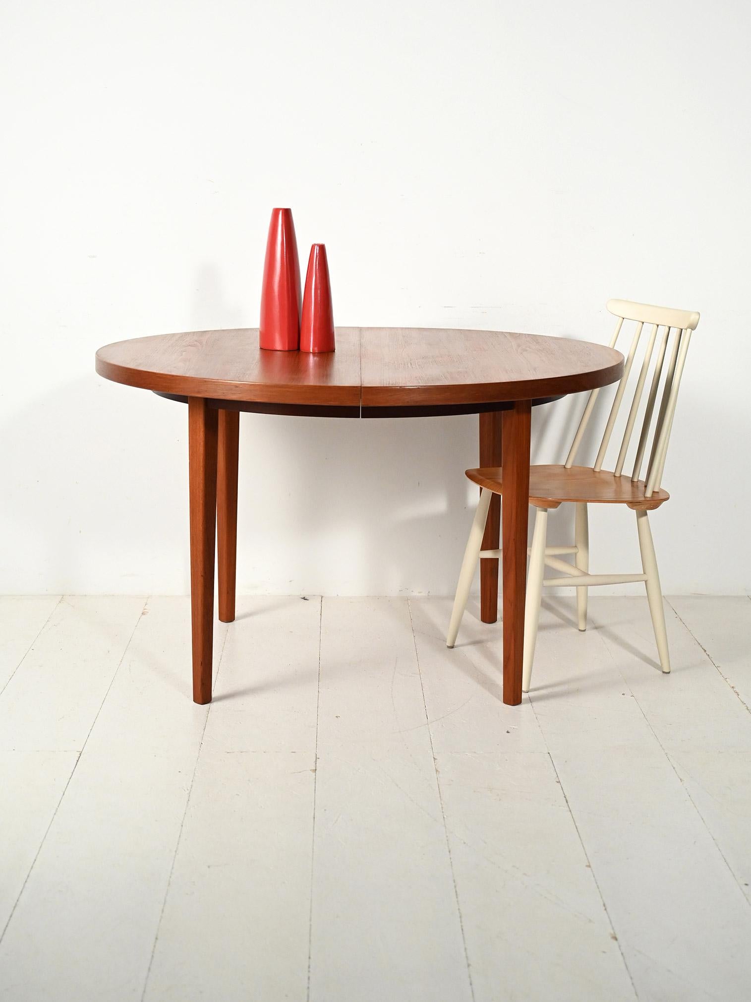Scandinave Tavolo da pranzo scandinavo rotondo in teak striato en vente